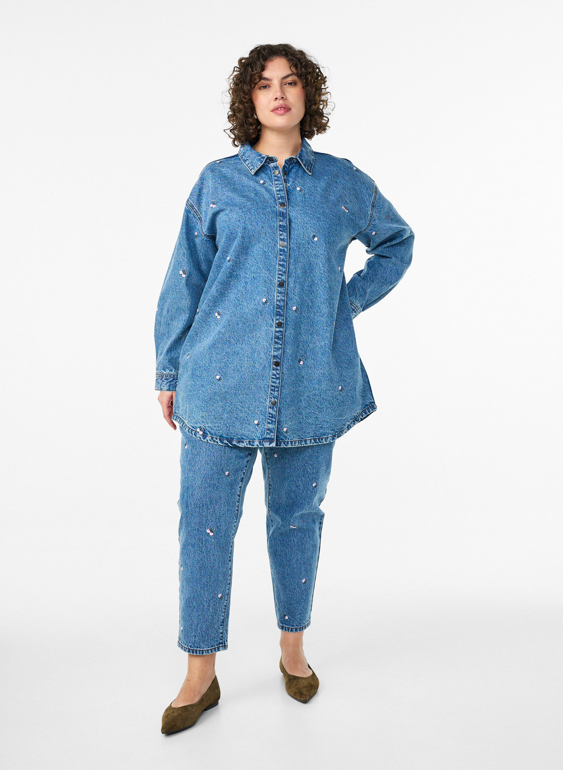 Jeans Mille coupe Mom avec broderies, Bleu, Model