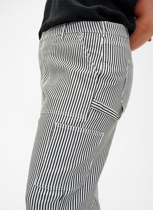 Gestreepte cargo jeans met rechte pasvorm, Black White Stripe, Model image number 3