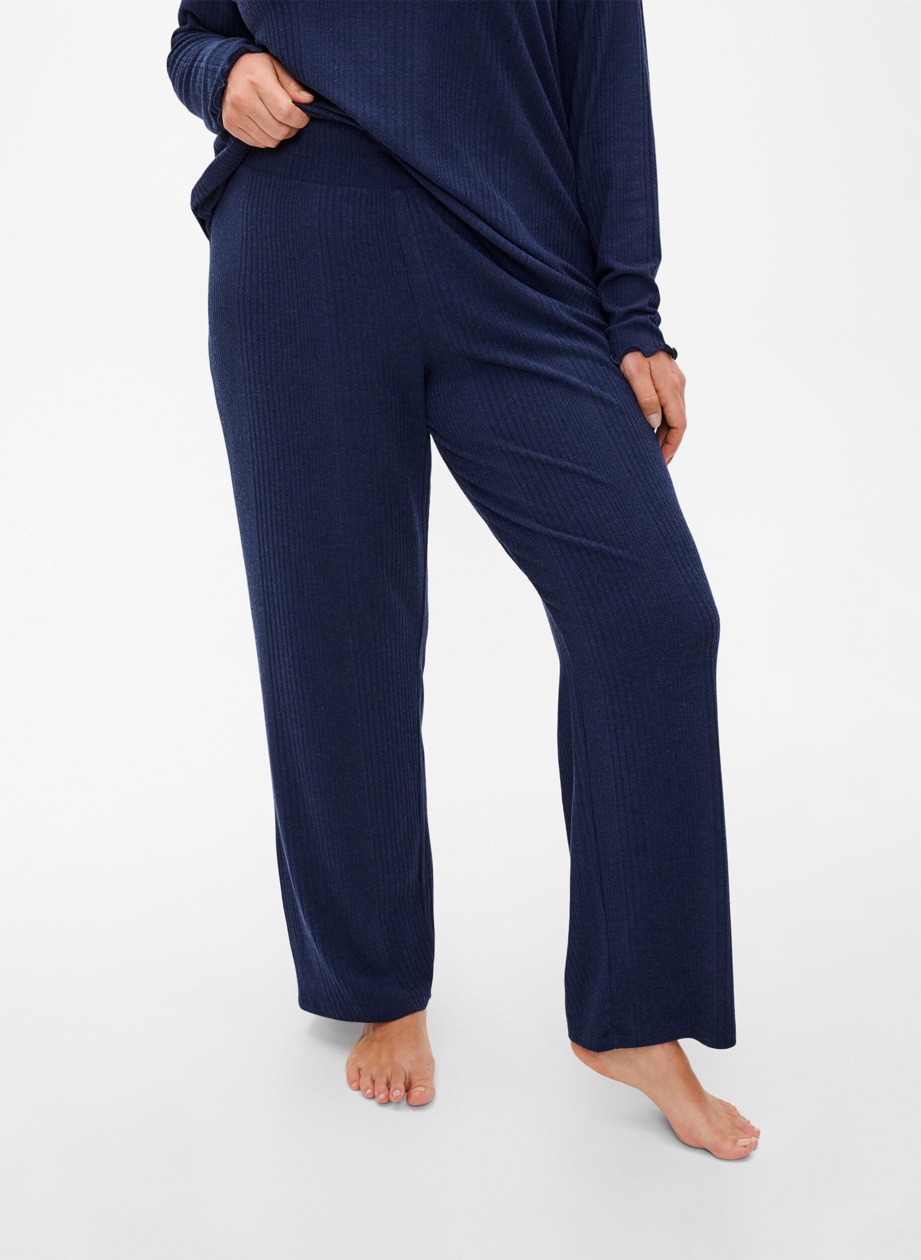 Zizzi Pantalon confortable avec texture ray&eacute;e, Night Sky Mel., Model image number 2