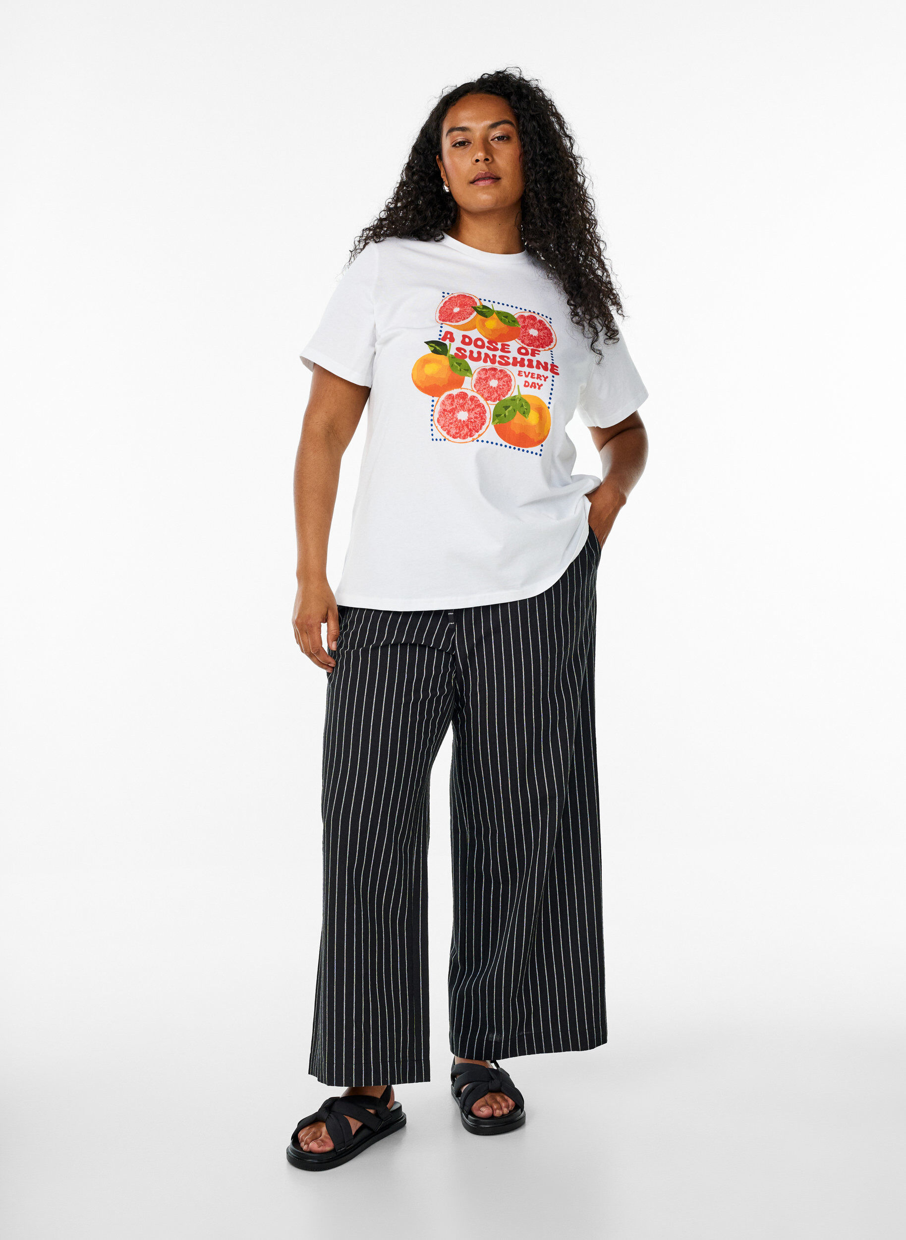Zizzi Pantalon ample avec taille haute et poches, Noir, Model image number 1