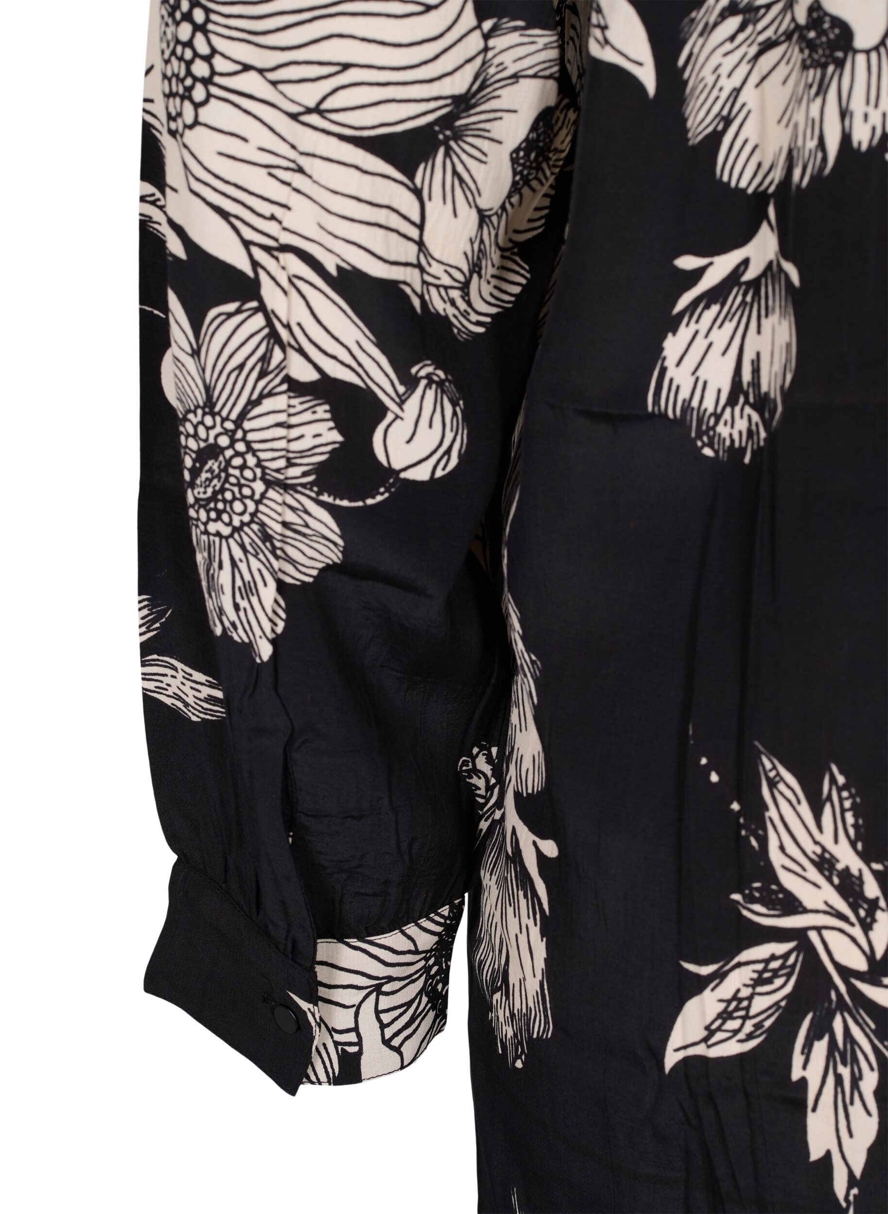 Zizzi Chemise longue en viscose &agrave; fleurs, Black White AOP, Packshot image number 3