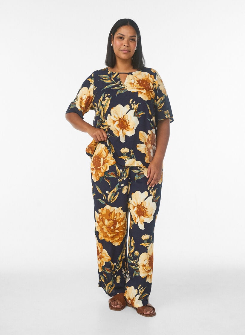 Pantalon ample en viscose avec imprim&eacute;, Bleu, Model image number 0