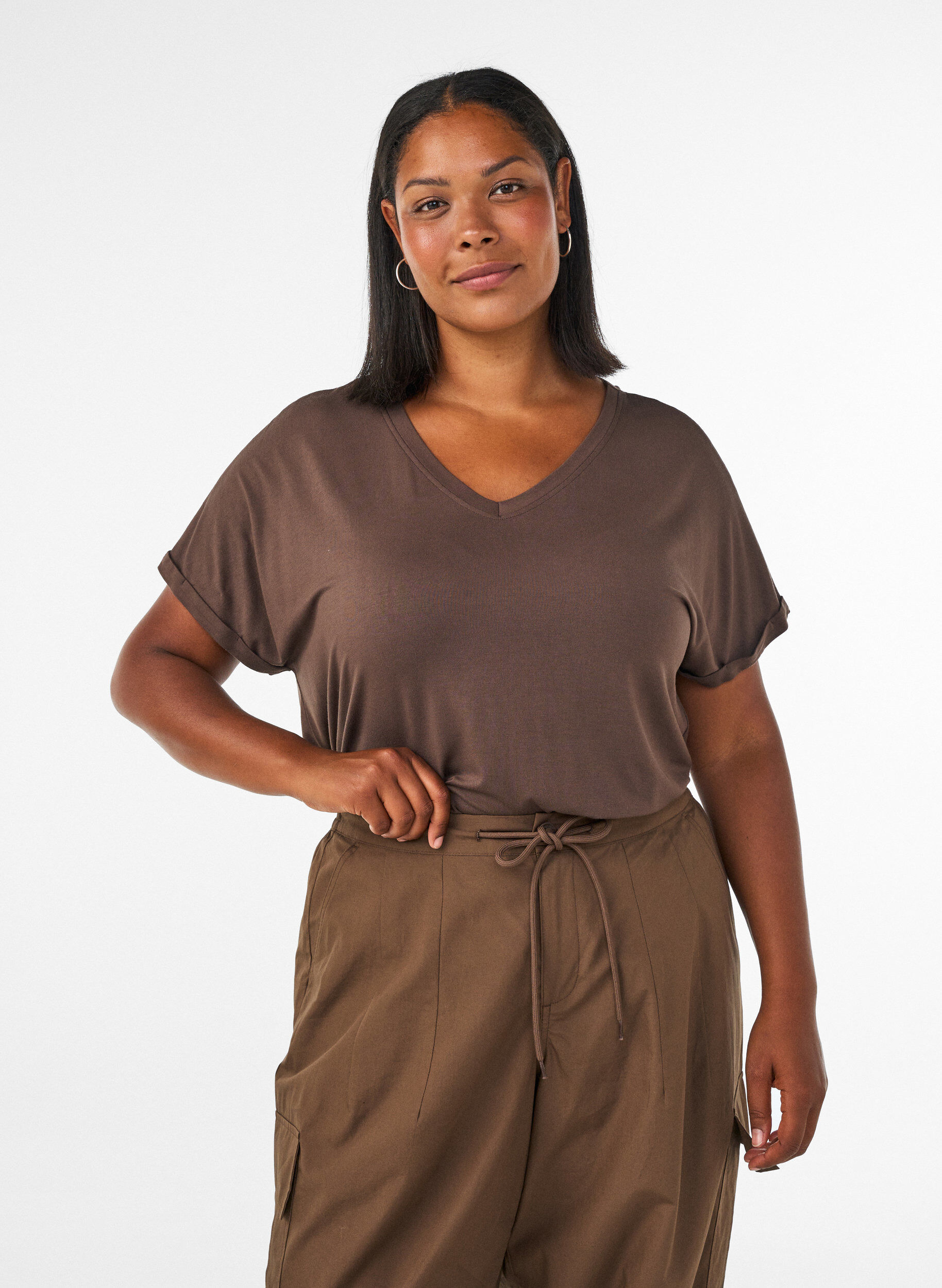 Basic T-shirt met V-hals van viscose, Bruin, Model