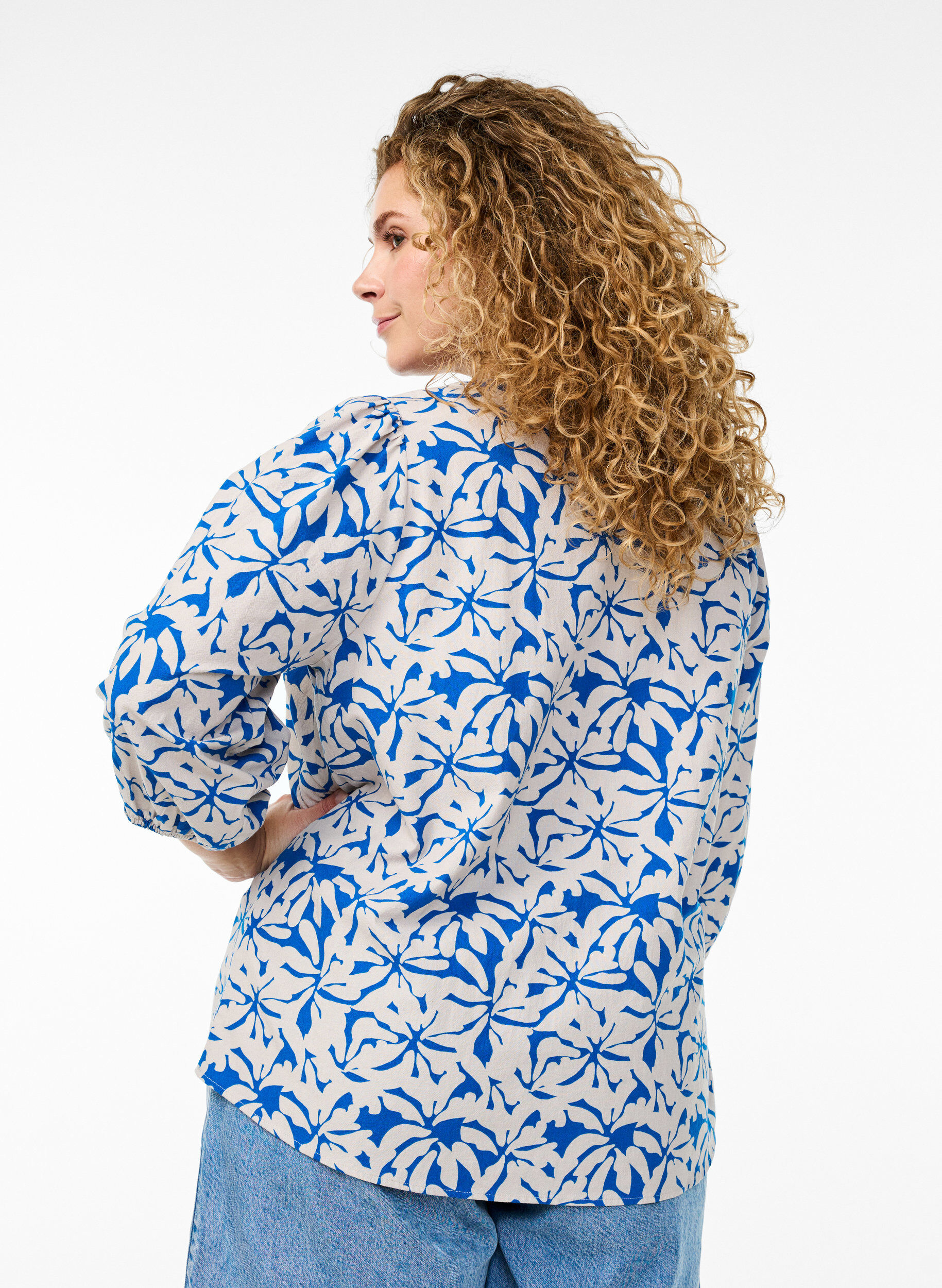 Zizzi Chemisier en coton &agrave; manches 3/4 avec des fleurs, Bleu, Model image number 2