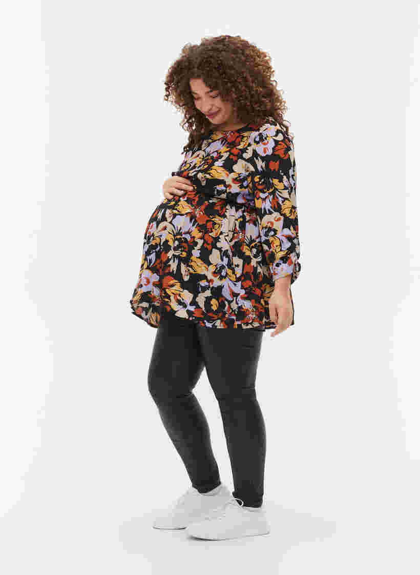 Viscose zwangerschapstop met bloemenprint, Black Flower AOP, Model image number 2