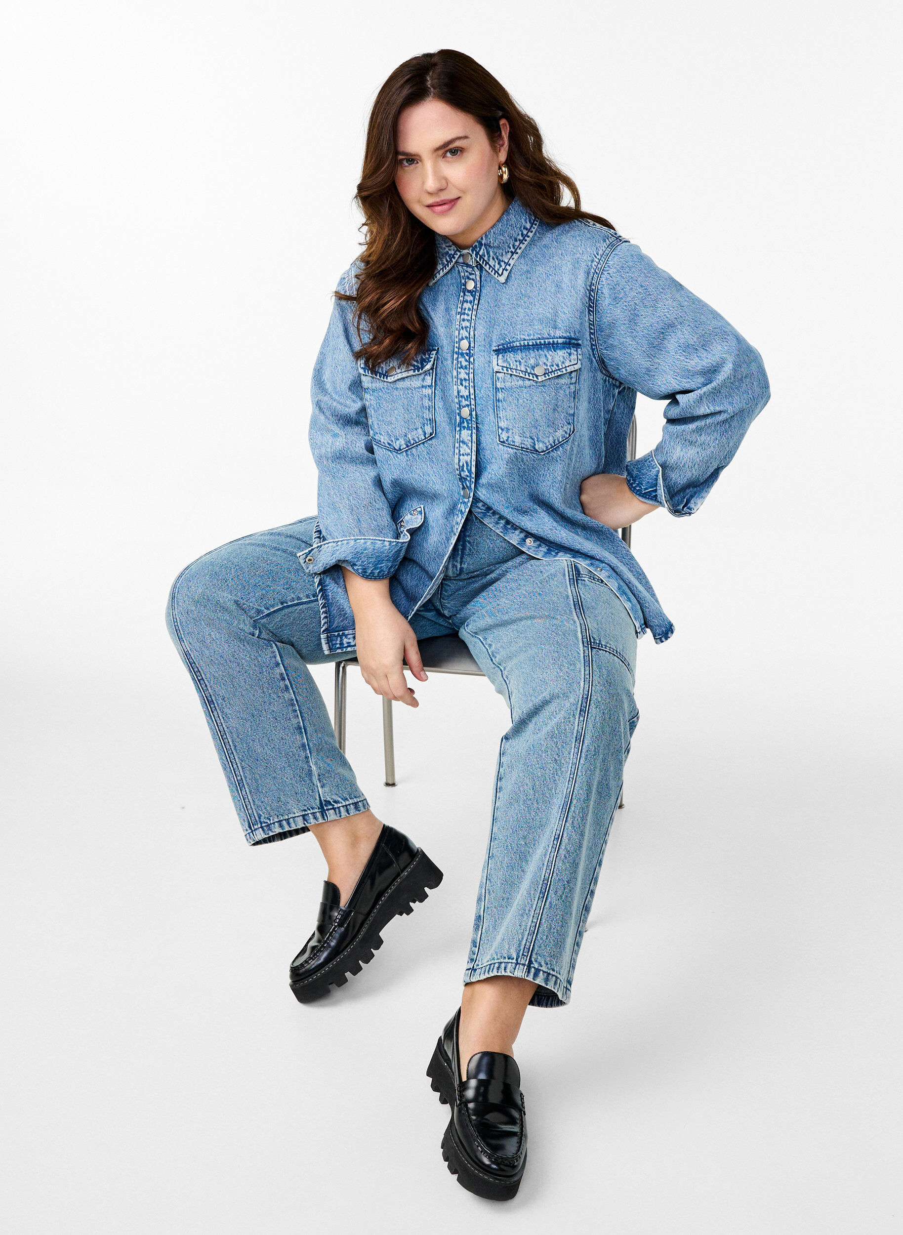 Zizzi Chemise en jean avec poches de poitrine, Bleu Clair, Image image number 0