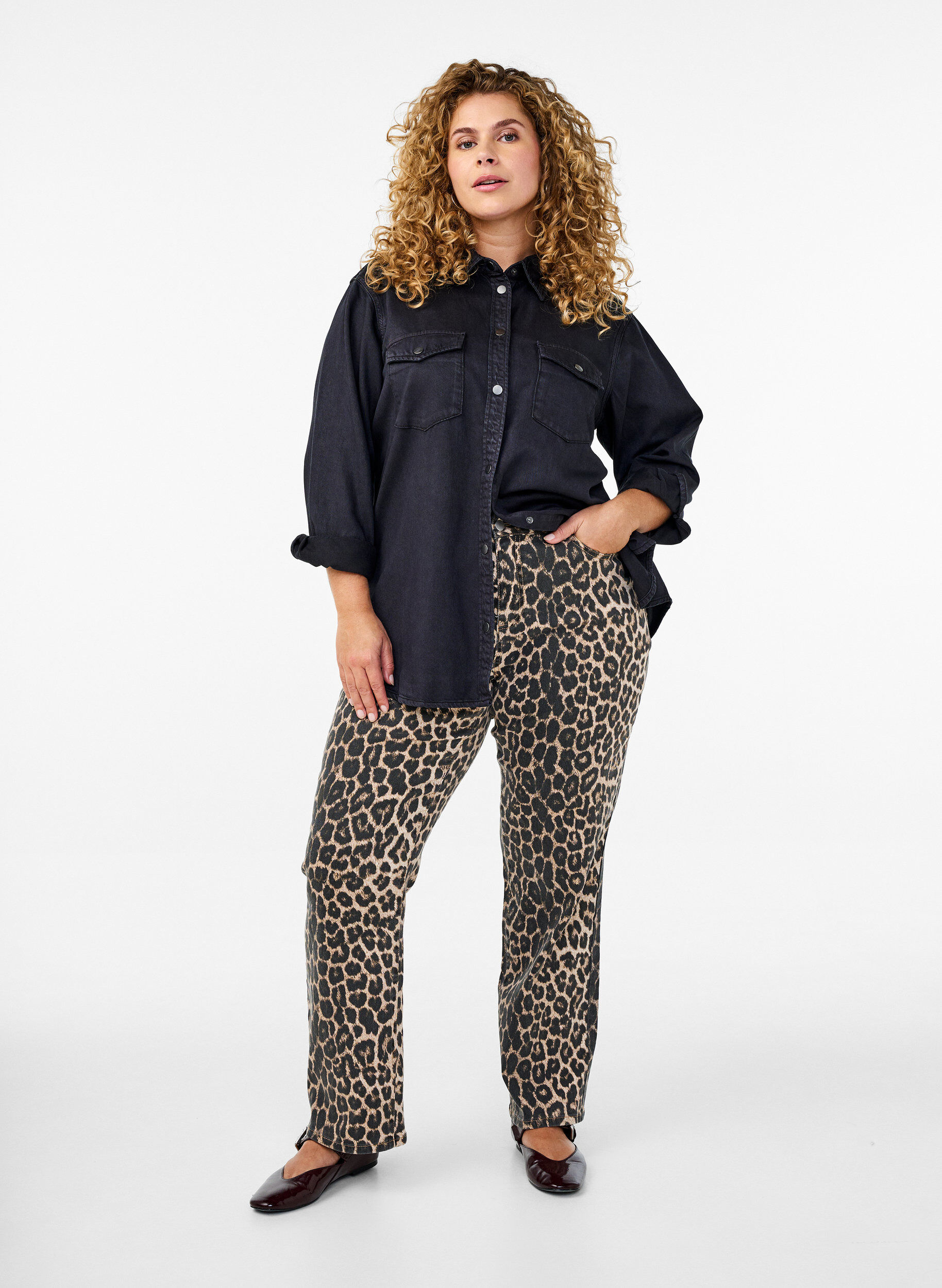 Zizzi Chemise en jean avec poches poitrine, Noir, Model image number 1