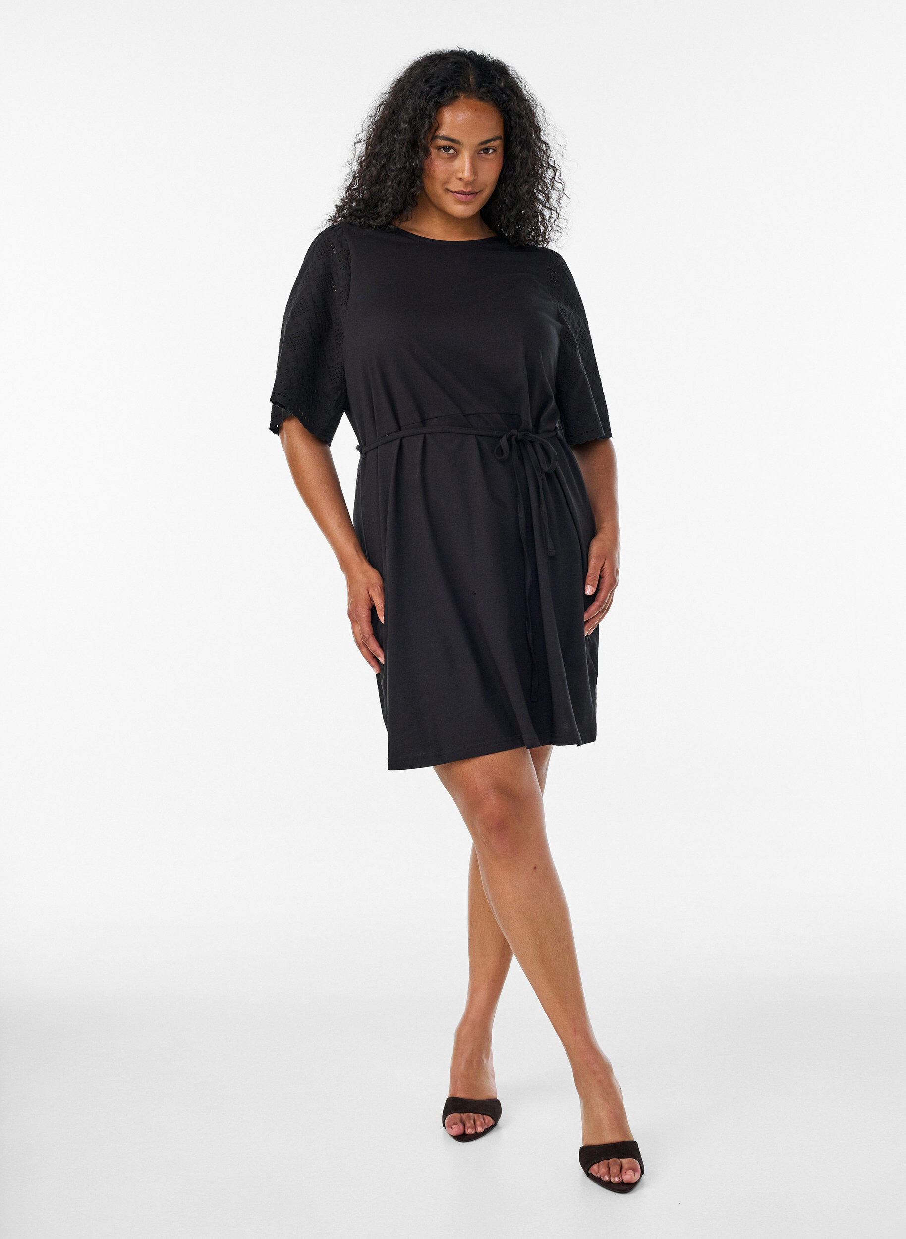 ZizziRobe en coton avec manches en broderie anglaise et ceinture &agrave; nouer, Noir, Model image number 1