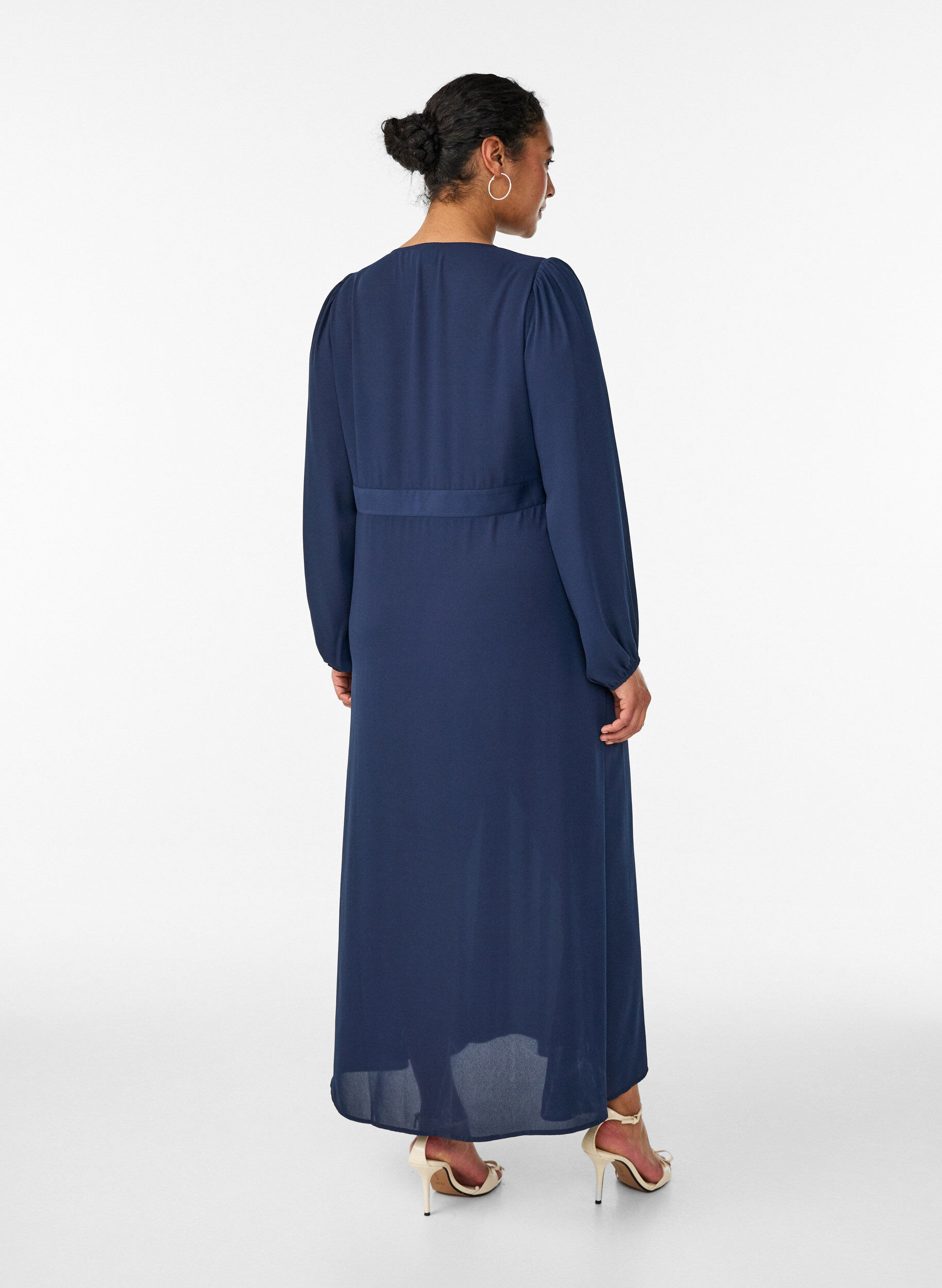 Zizzi Robe maxi avec encolure cache-c&oelig;ur et manches longues, Bleu, Model image number 1