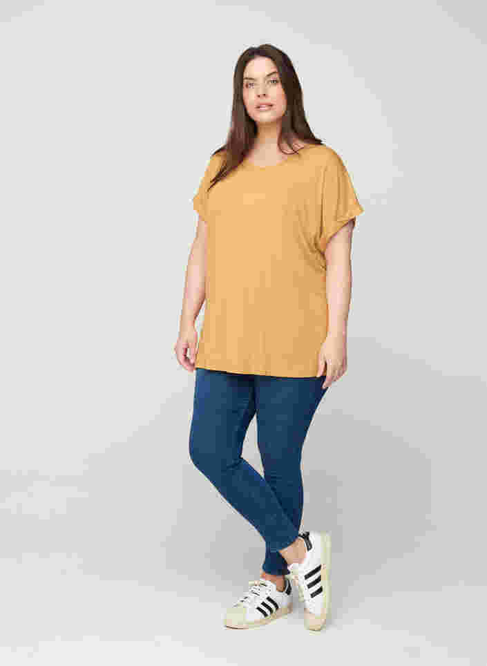 T-shirt in viscosemix met ronde hals, Honey Mustard , Model image number 2