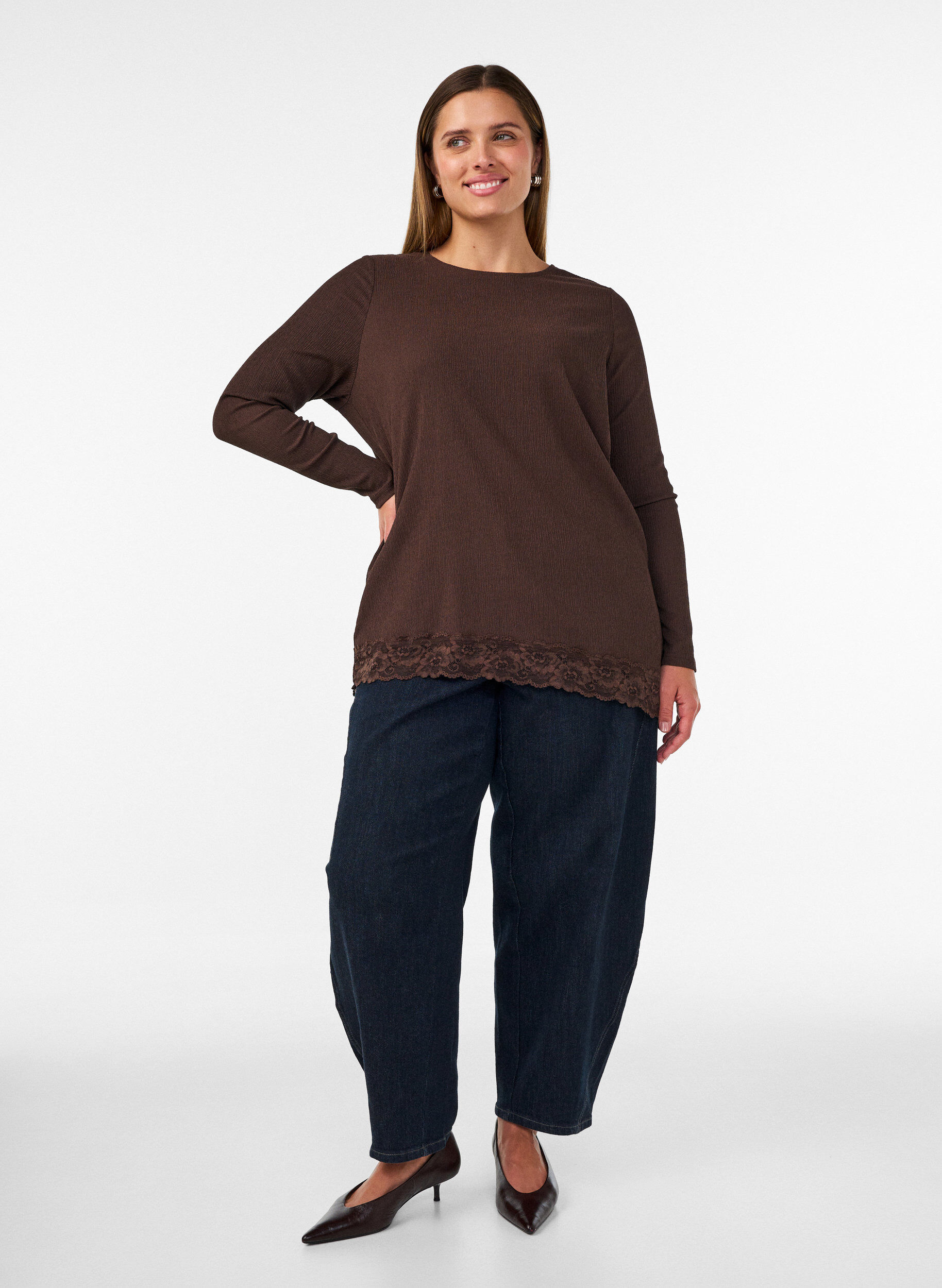 ZizziBlouse en jersey avec bordure en dentelle asym&eacute;trique, Marron, Model image number 1