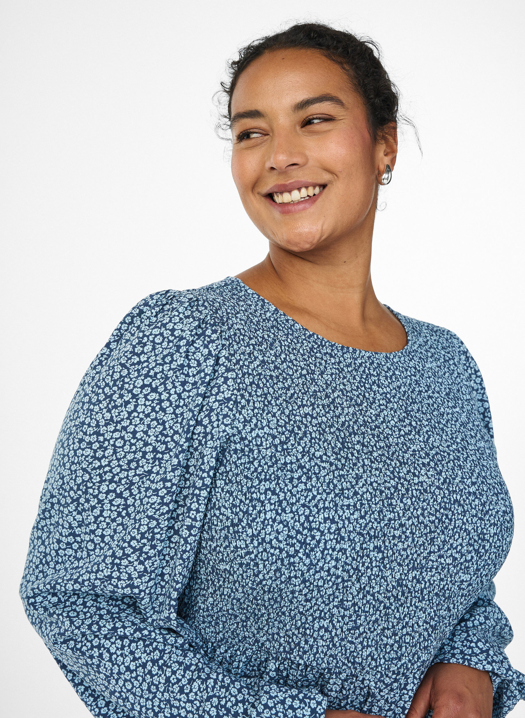 ZizziRobe avec haut smock&eacute; et imprim&eacute; &agrave; petites fleurs, Bleu, Model image number 3