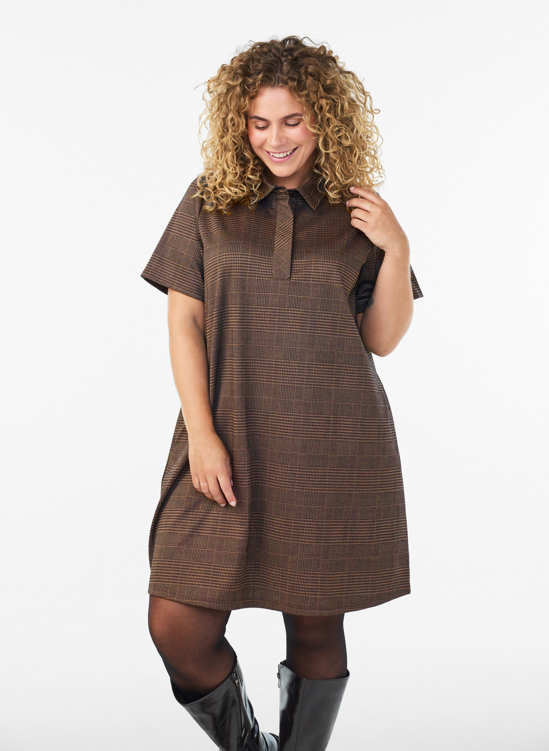 Korte geruite jurk met een overhemdkraag, Bruin, Model