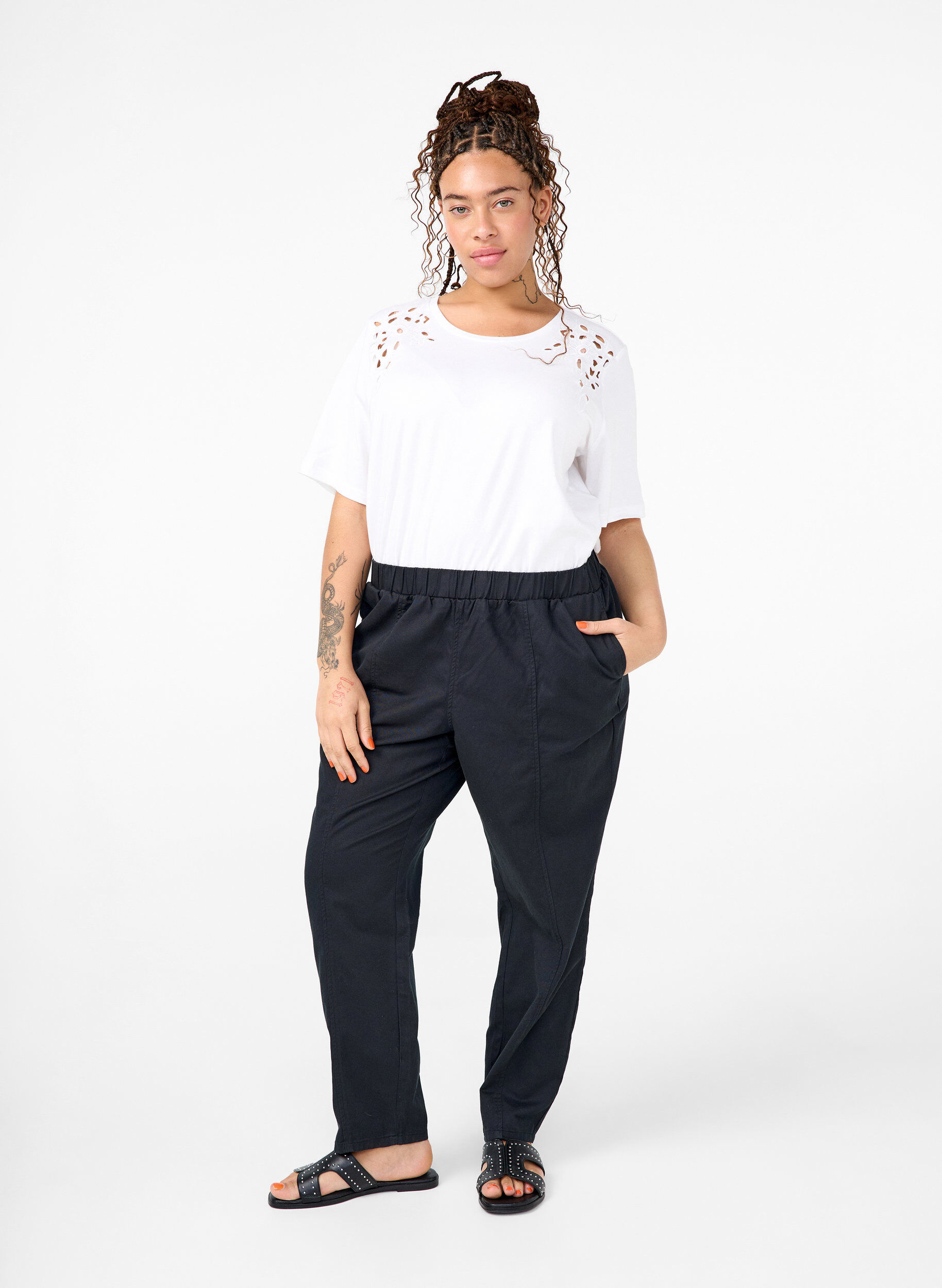 Zizzi T-shirt en coton bio avec d&eacute;tails brod&eacute;s, Bright White, Model image number 2