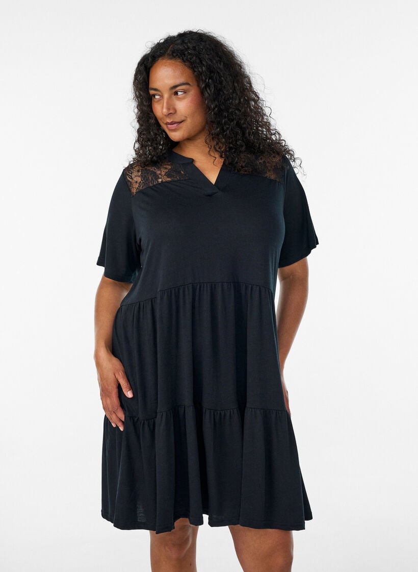 Robe en jersey avec d&eacute;tails en dentelle et jupe superpos&eacute;e, Noir, Model image number 0