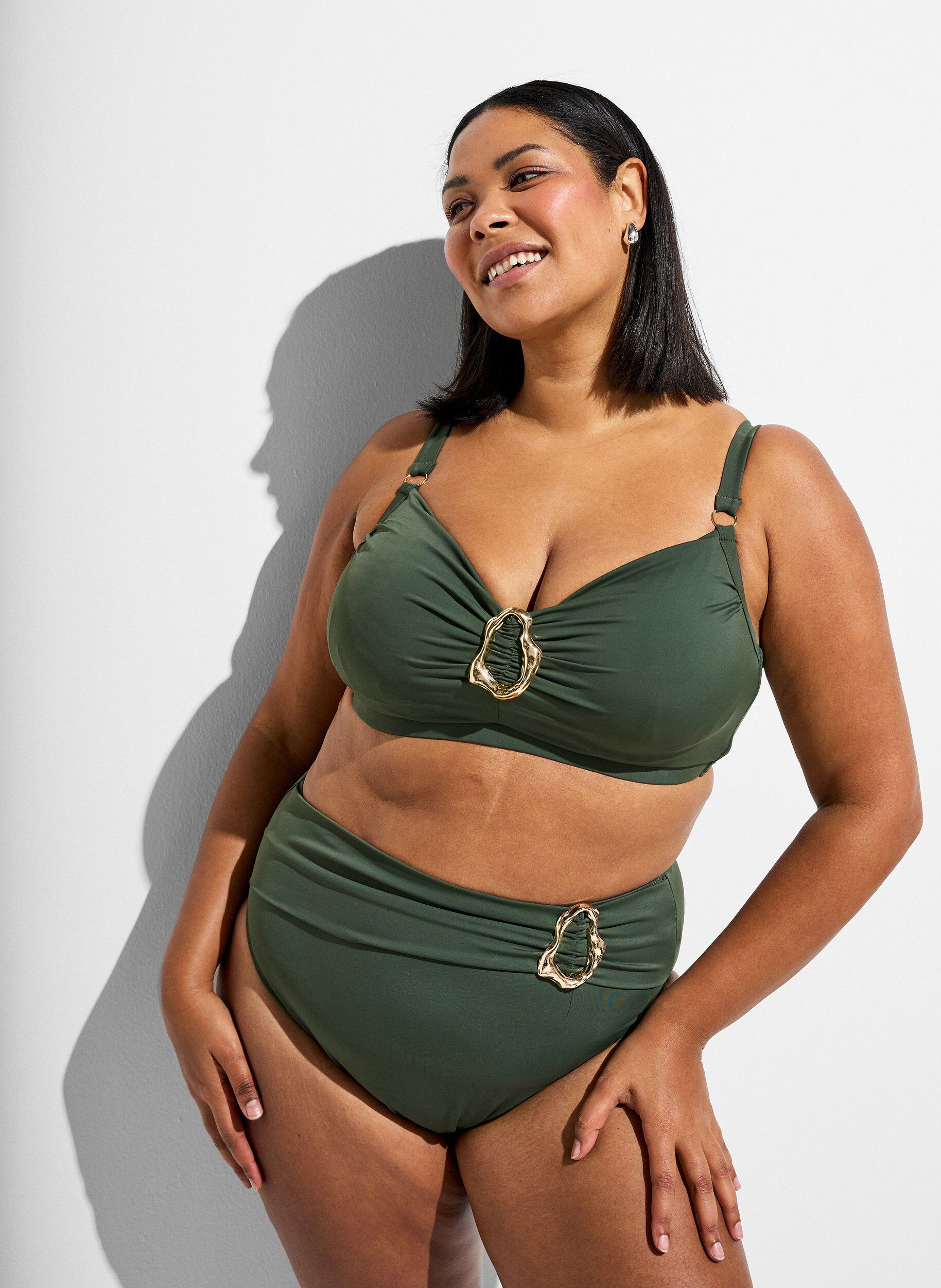Bas de bikini Tai taille haute avec d&eacute;tail dor&eacute;, Vert, Model