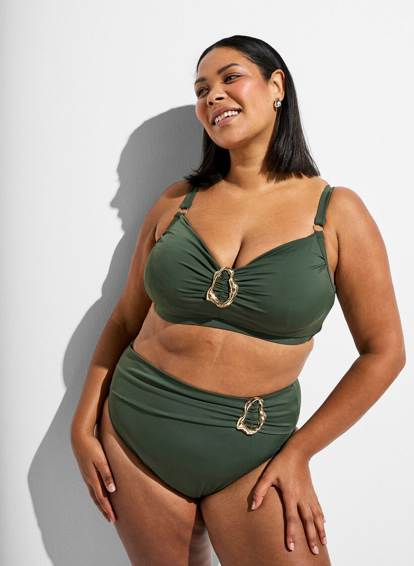 High-waisted Tai bikinislip met gouden detail, Groen, Model