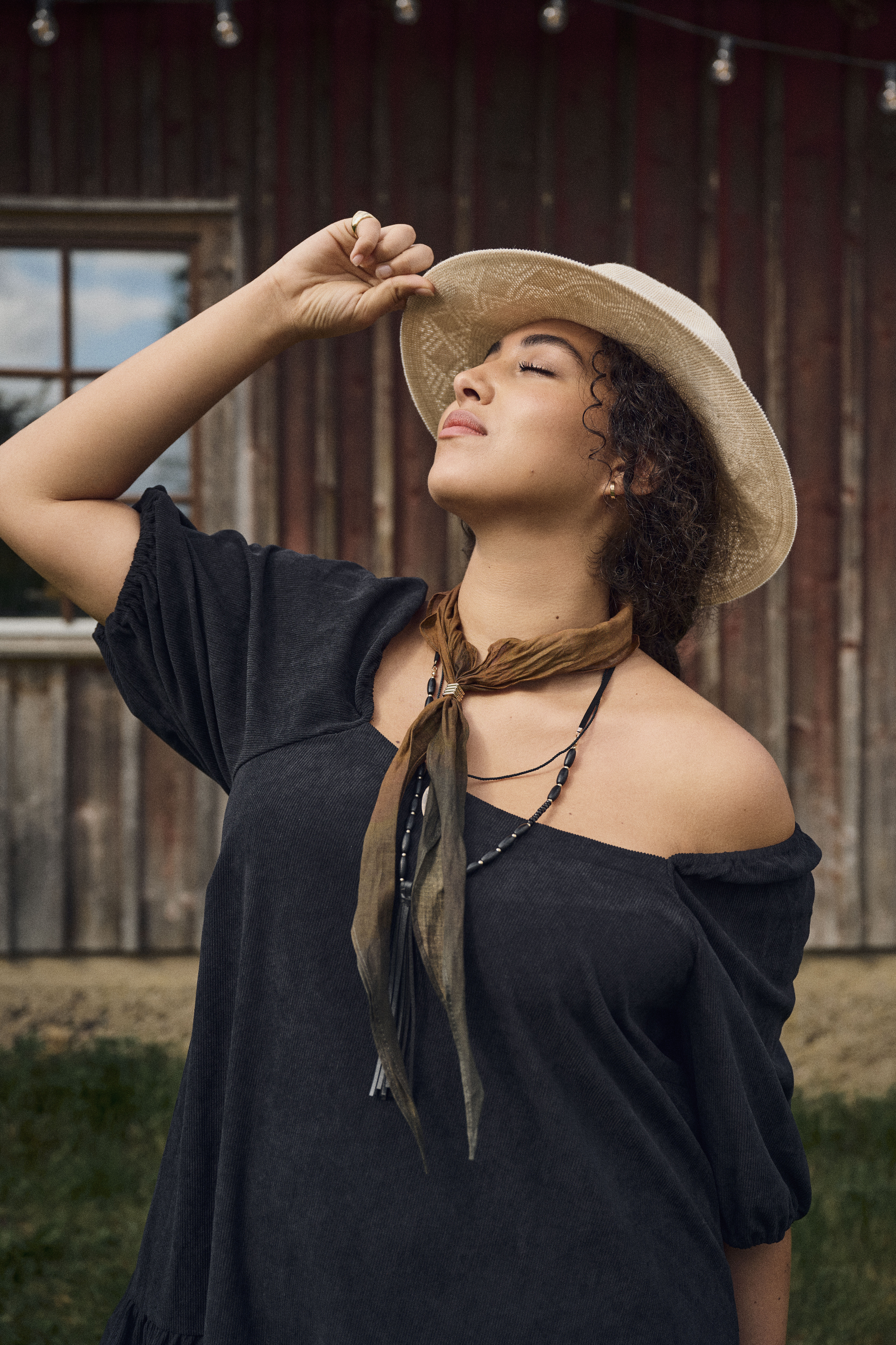 Zizzi Robe en velours &agrave; encolure carr&eacute;e, , Model