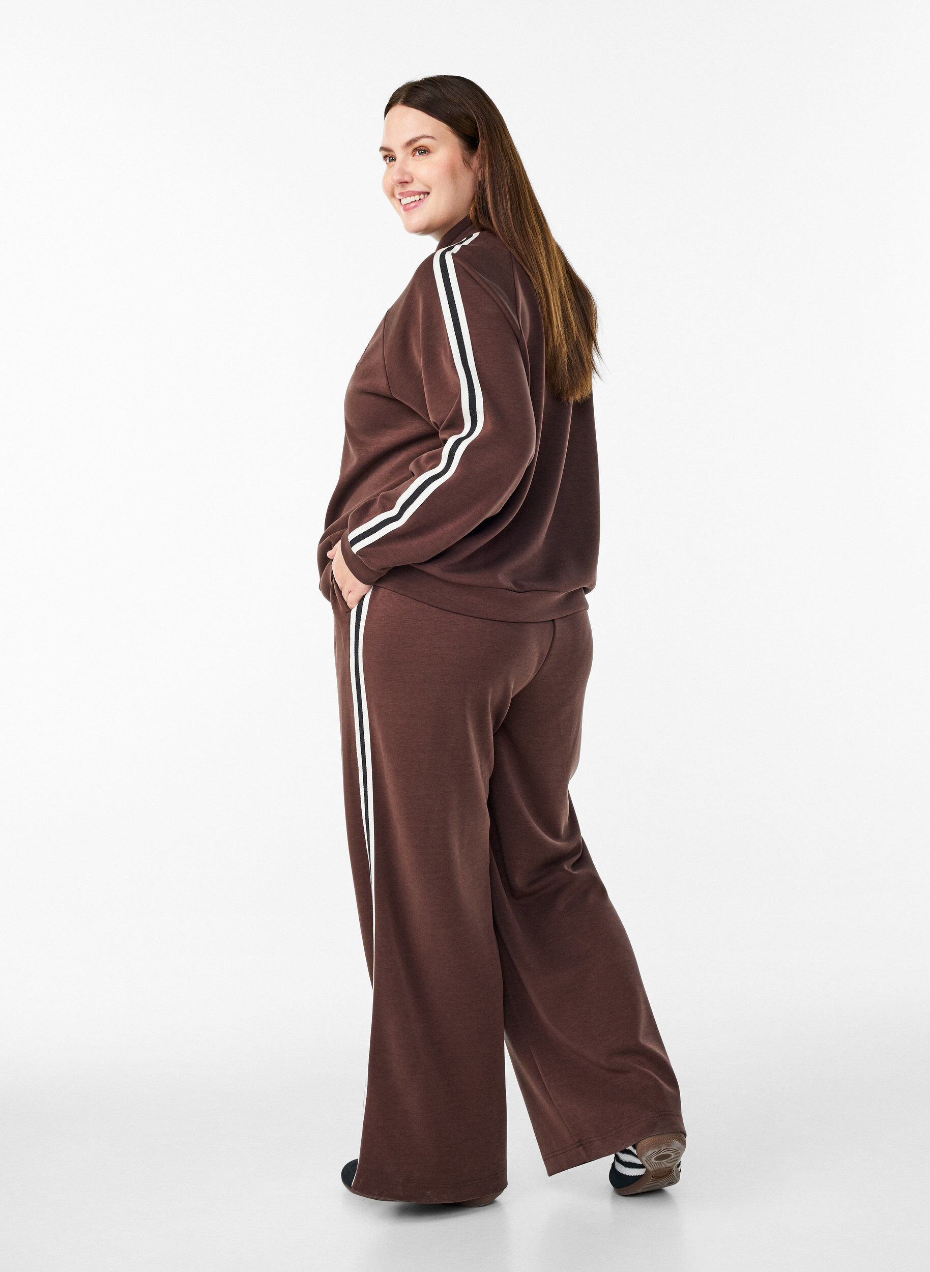 Zizzi Pantalon de training ample taille haute &agrave; rayures, Marron, Model image number 2