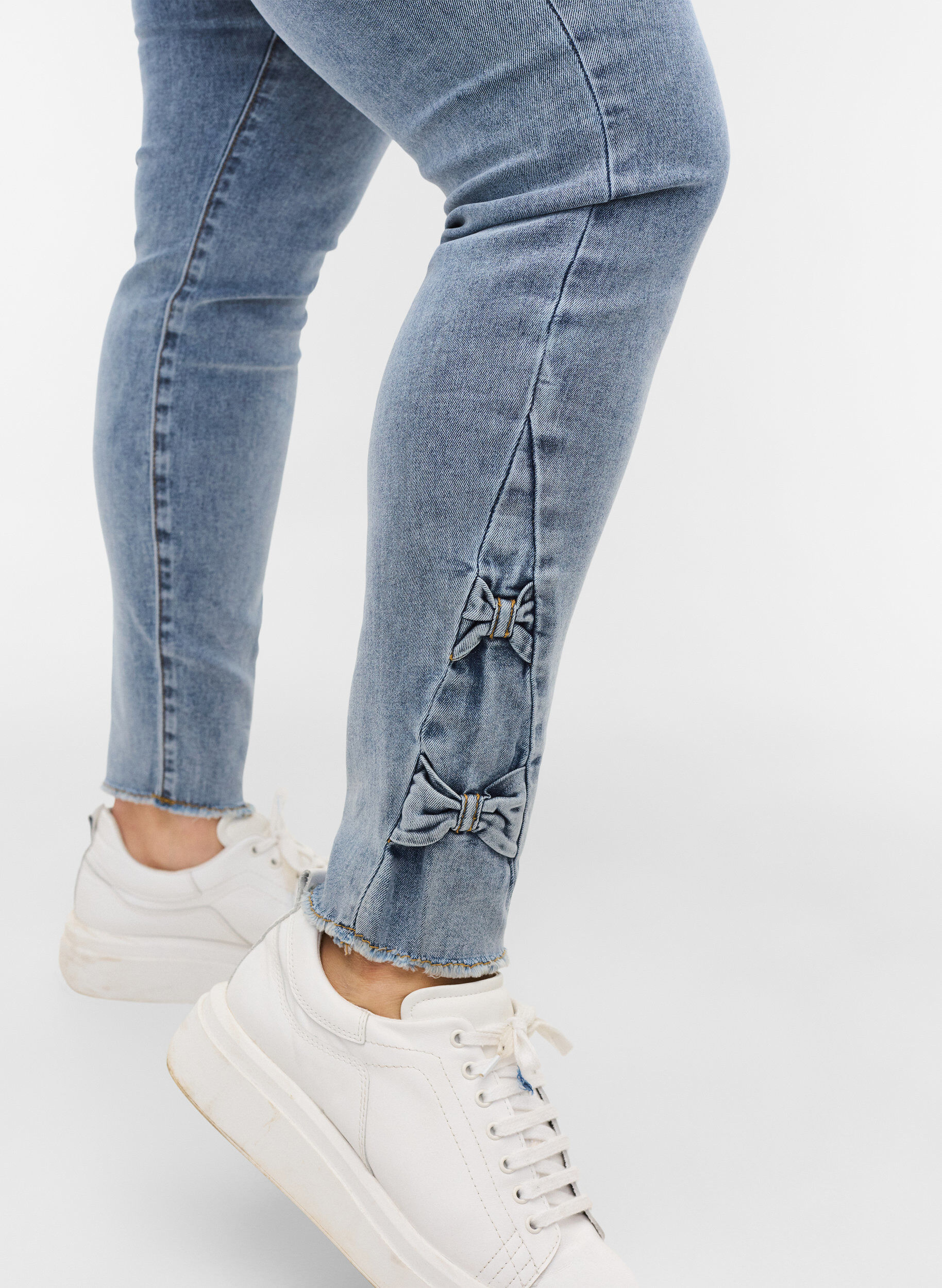 ZizziCropped Amy jeans met strikjes, Light blue, Model image number 2