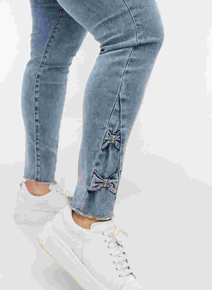 Cropped Amy jeans met strikjes, Light blue, Model image number 2