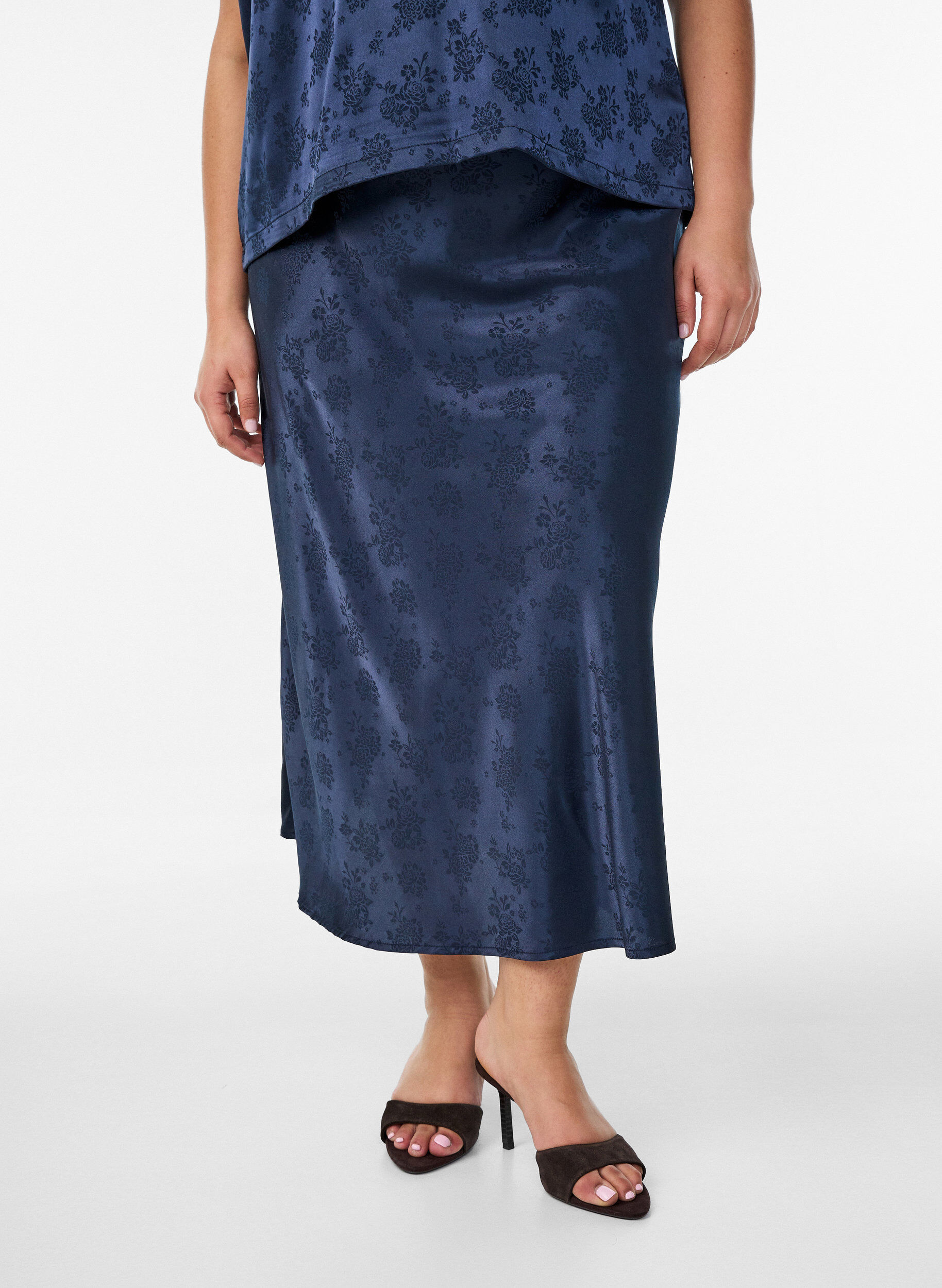ZizziJupe en satin avec un motif floral ton sur ton, Bleu, Model image number 2