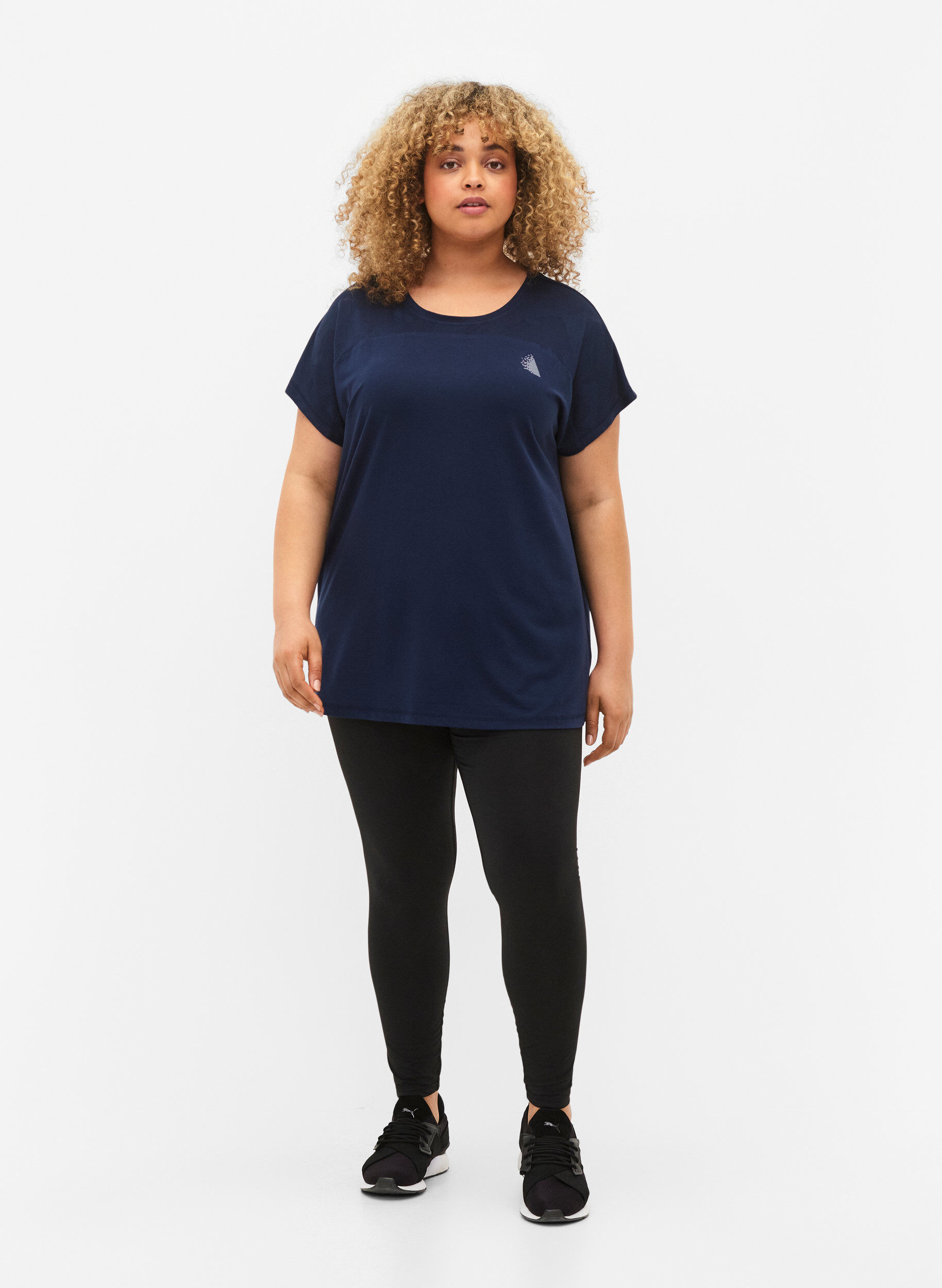 Zizzi T-shirt d'entra&icirc;nement &agrave; col rond, Black Iris ASS, Model image number 2