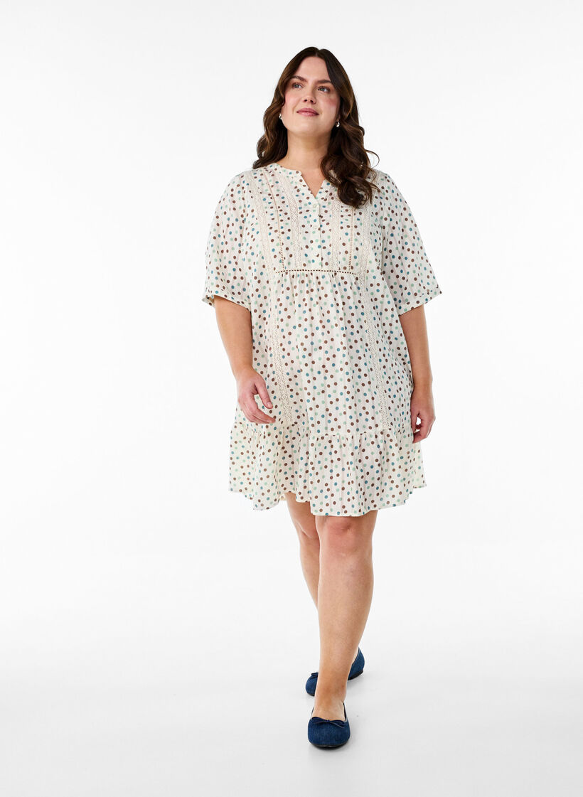 Robe courte en viscose avec bordure en dentelle et coupe trapèze, Blanc, Model image number 1