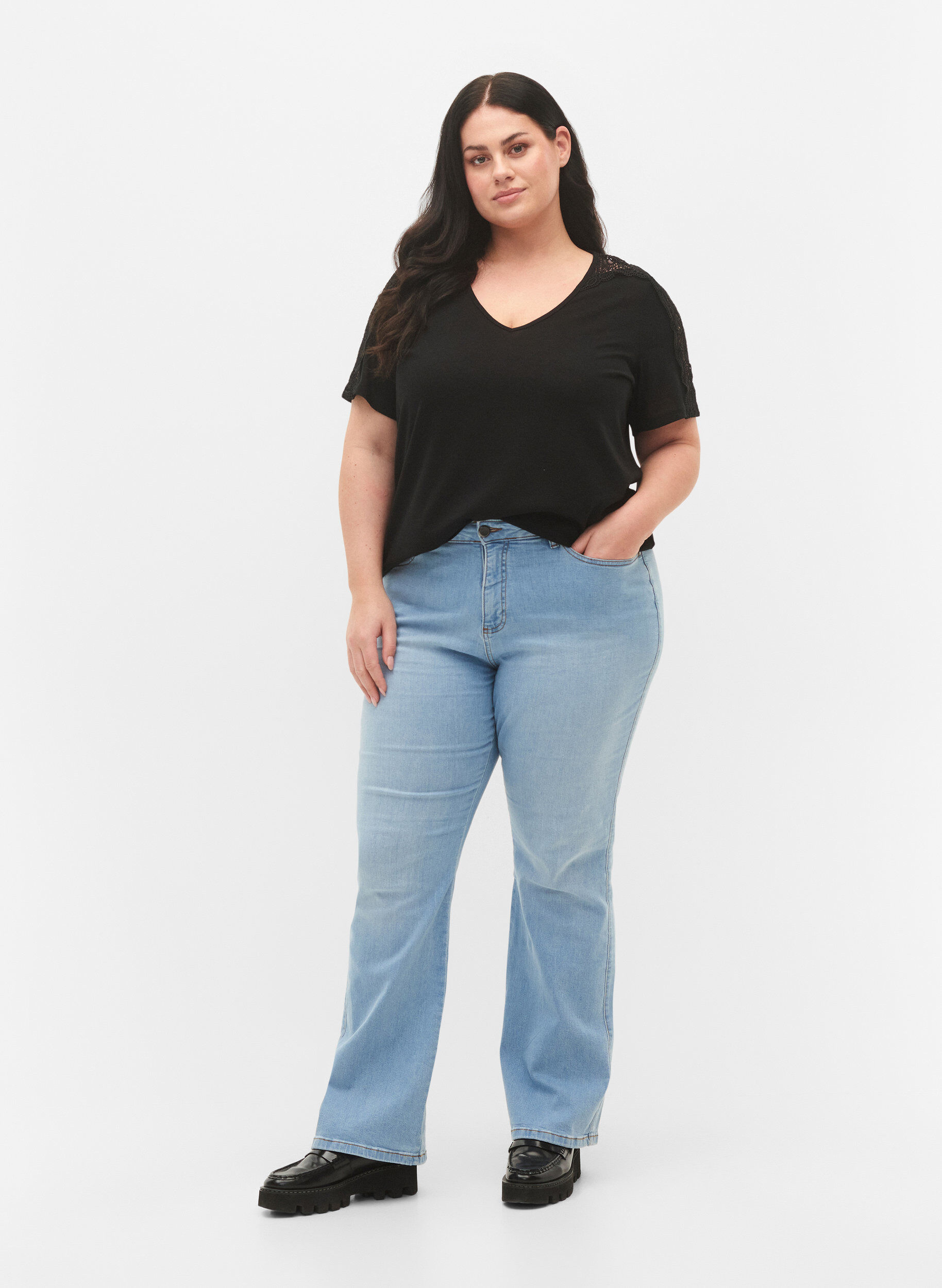 Zizzi Blouse &agrave; manches courtes avec dentelle et col en V, Black, Model image number 2