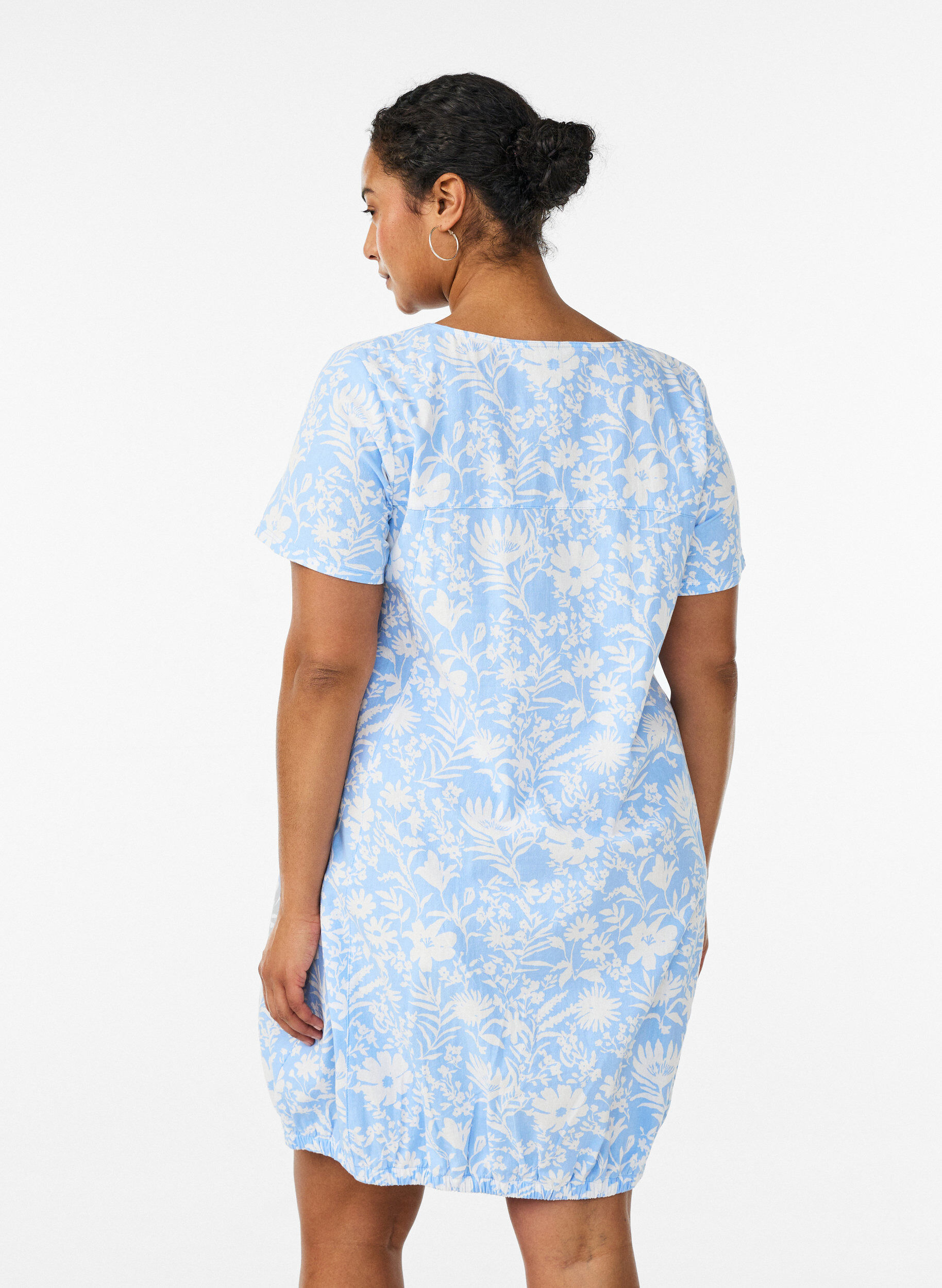 Zizzi Robe en coton &agrave; manches courtes avec imprim&eacute;, Vanille, Model image number 2