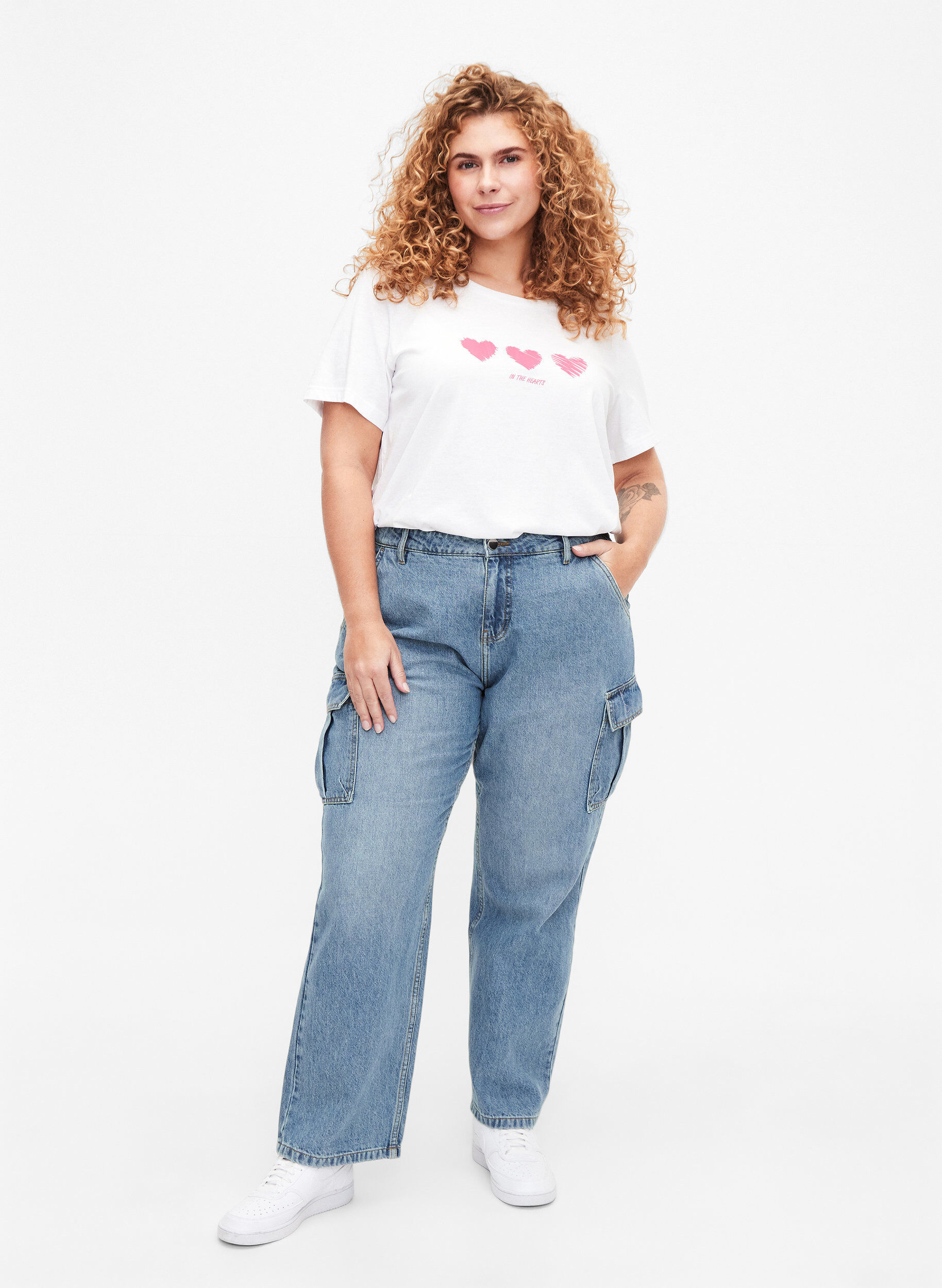 Zizzi T-shirt en coton &agrave; col ras du cou avec impression, B. White W. Hearts, Model image number 2