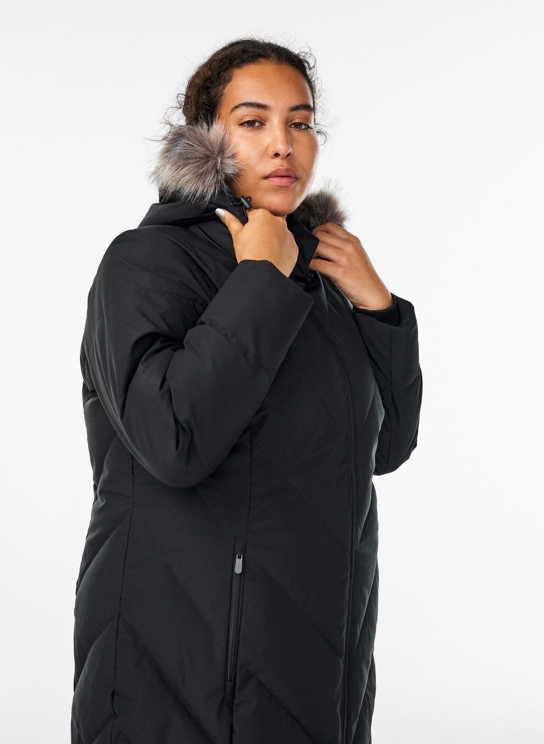 ZizziLange winterjas met haaksluitingen en een nep bontkraag, Zwart, Model image number 3