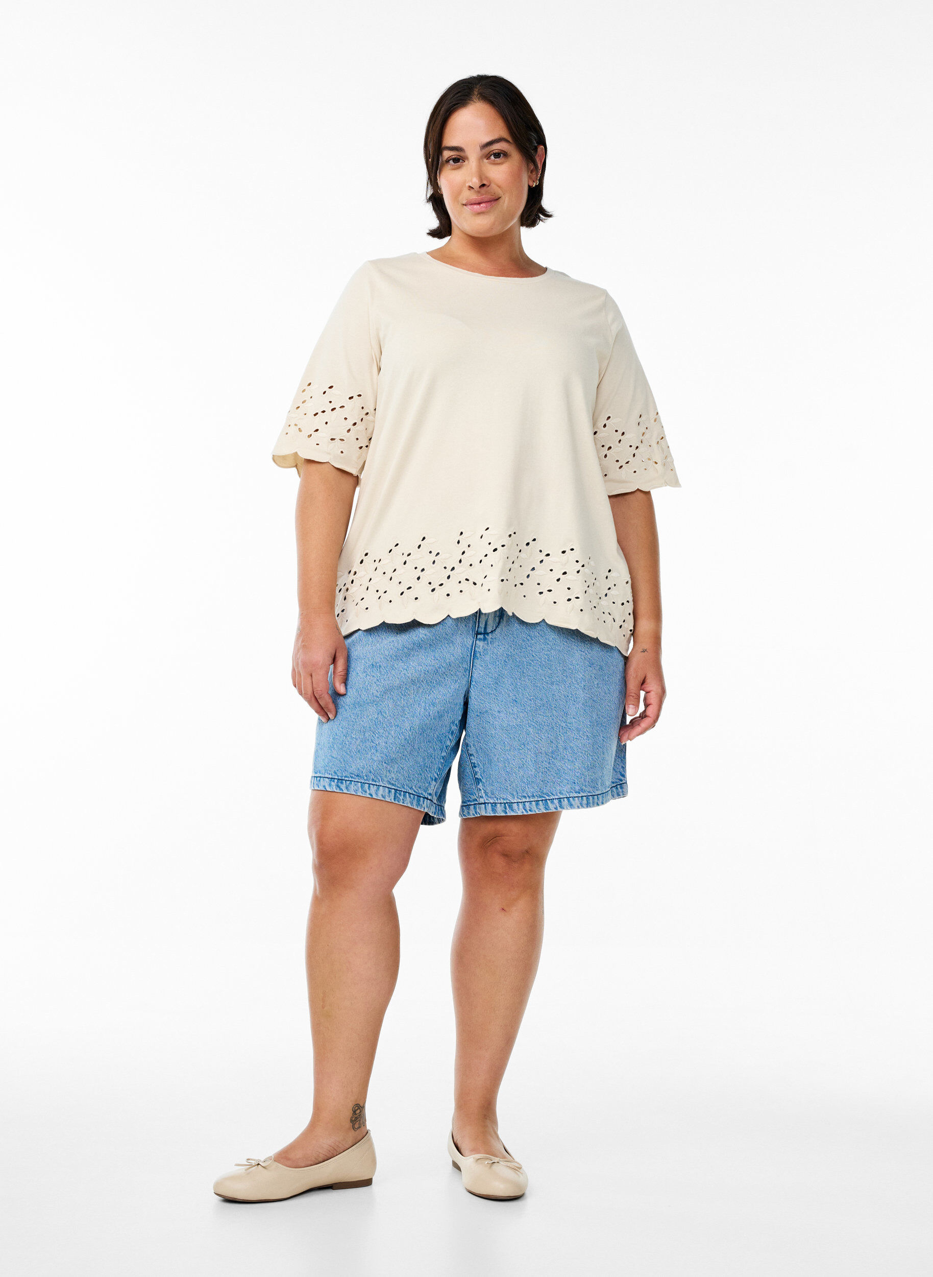 Zizzi T-shirt avec broderie anglaise et bords &eacute;chancr&eacute;s, Beige, Model image number 1