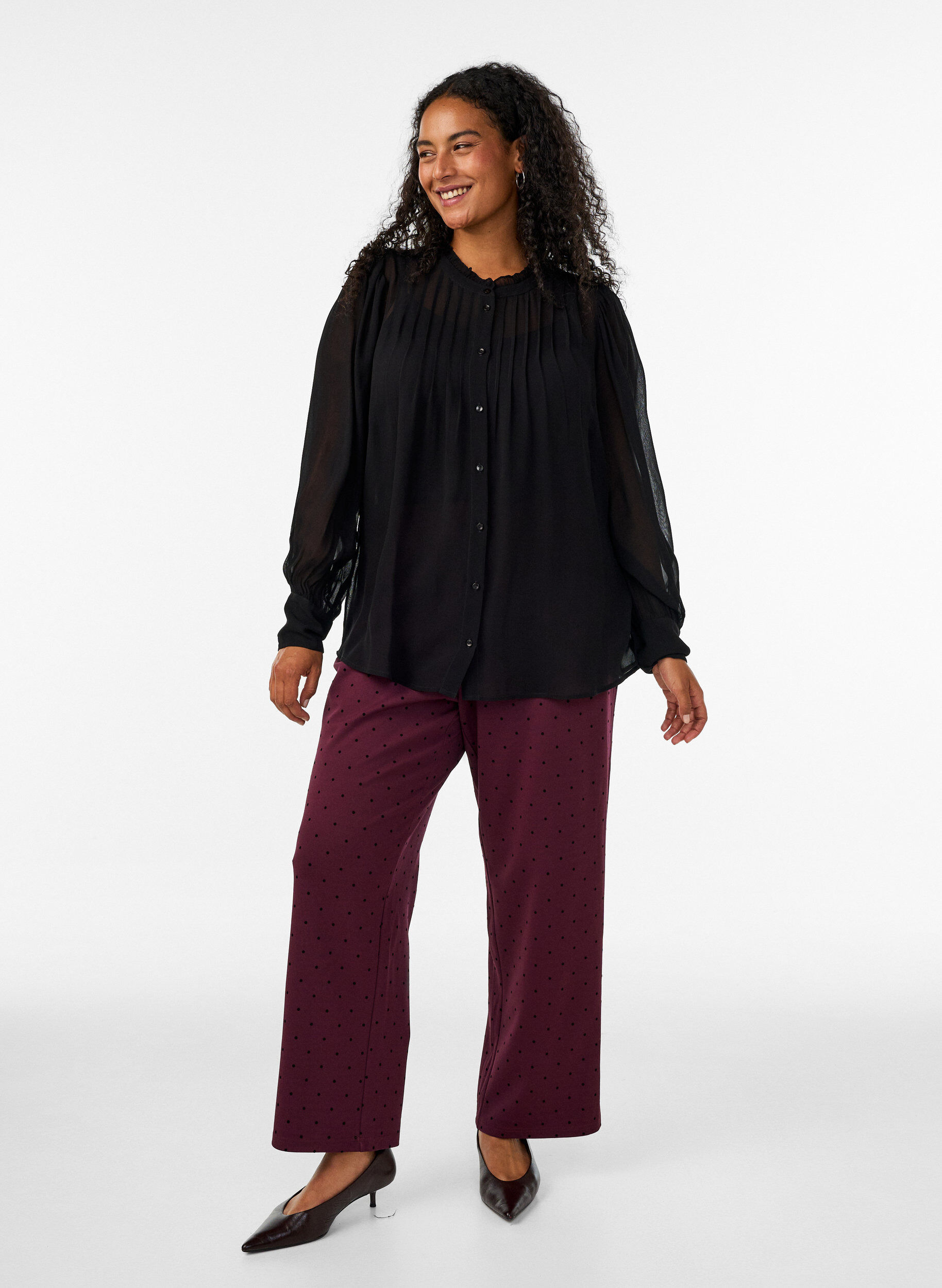 Pantalon &agrave; pois taille haute et coupe droite, Bordeaux, Model