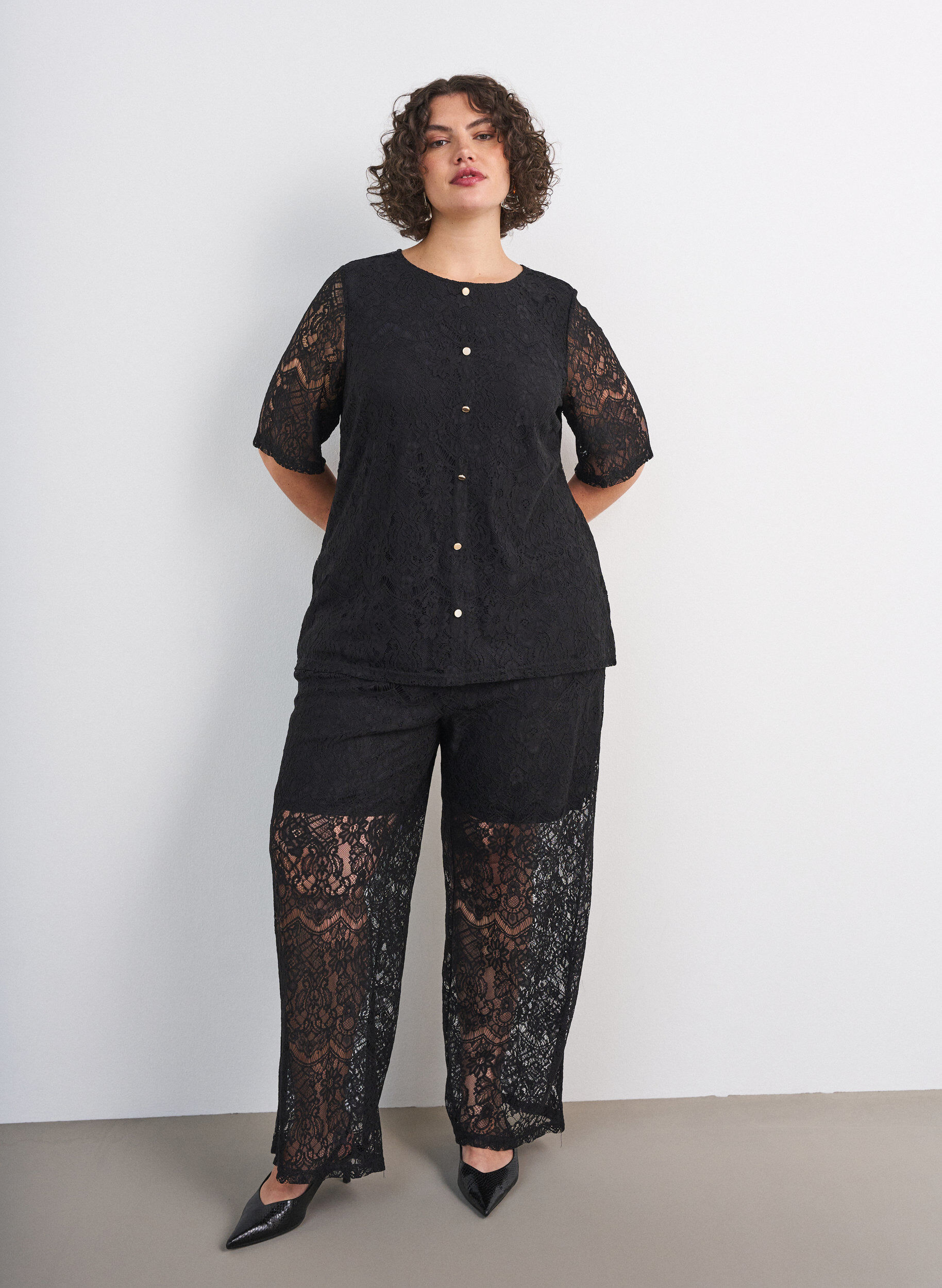 ZizziBlouse en dentelle avec boutons d&eacute;coratifs, Noir, Model image number 1