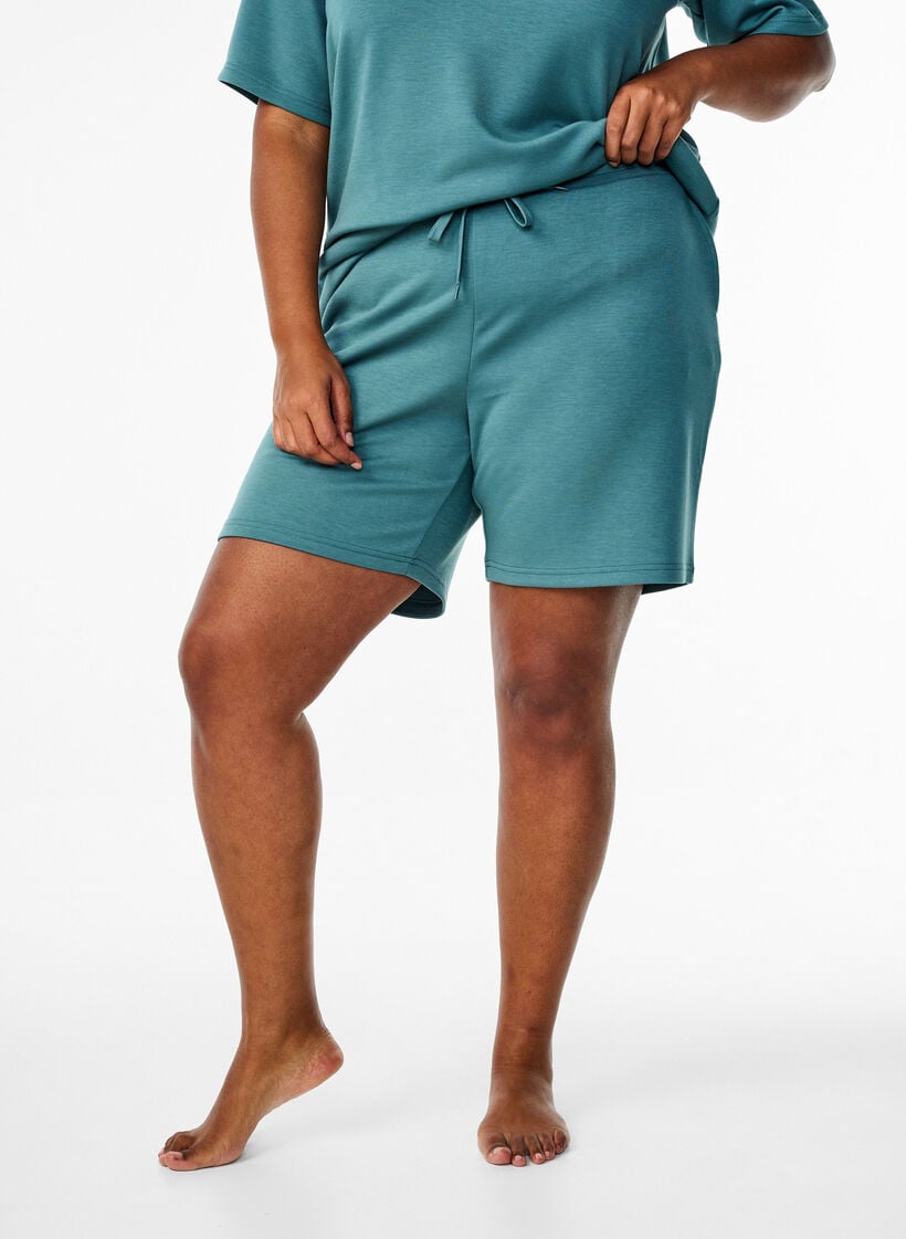 Shorts van modalmix met zakken, Groen, Model image number 3