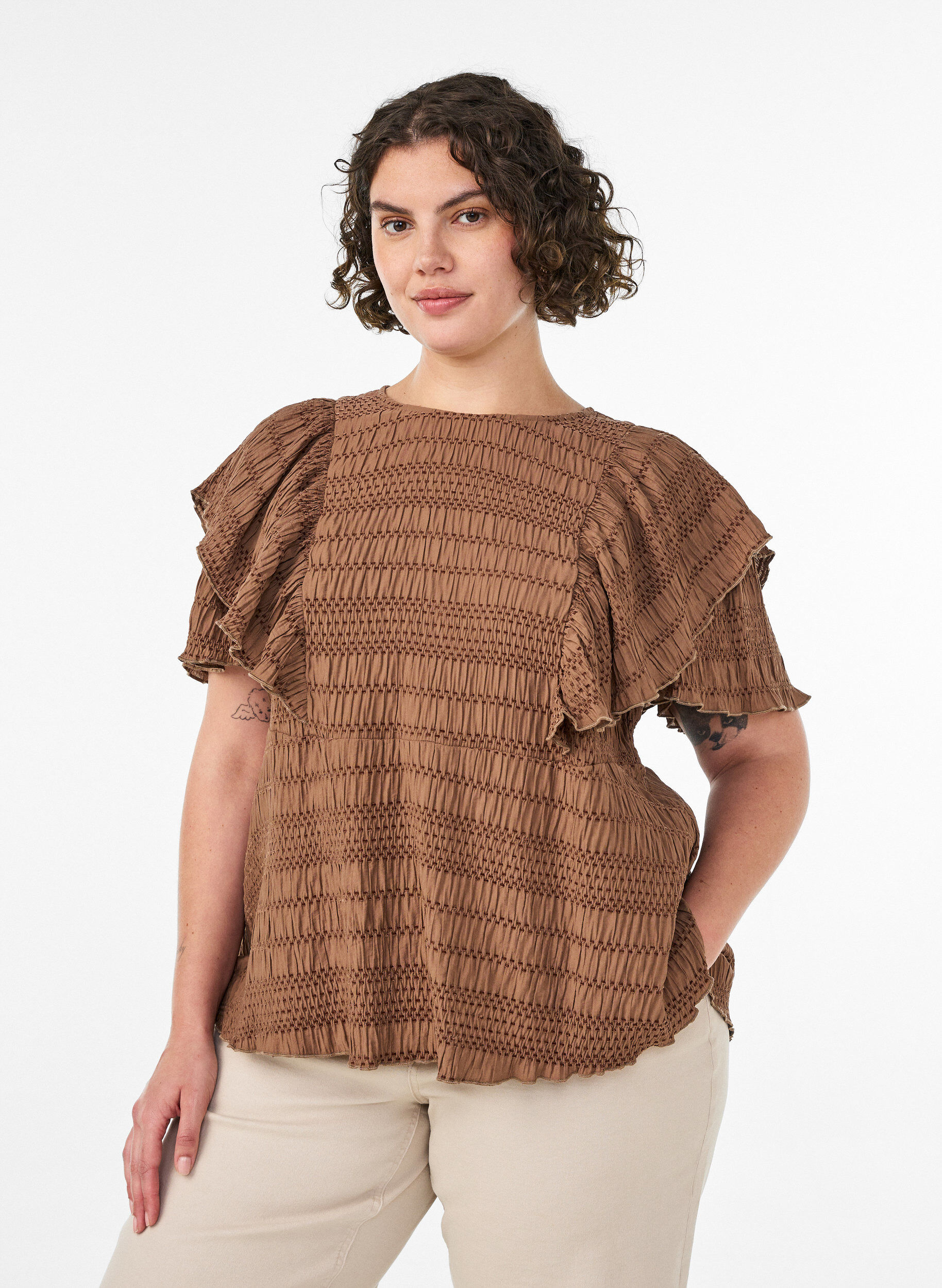 ZizziBlouse avec texture smock&eacute;e et manches &agrave; volants, Marron, Model image number 0