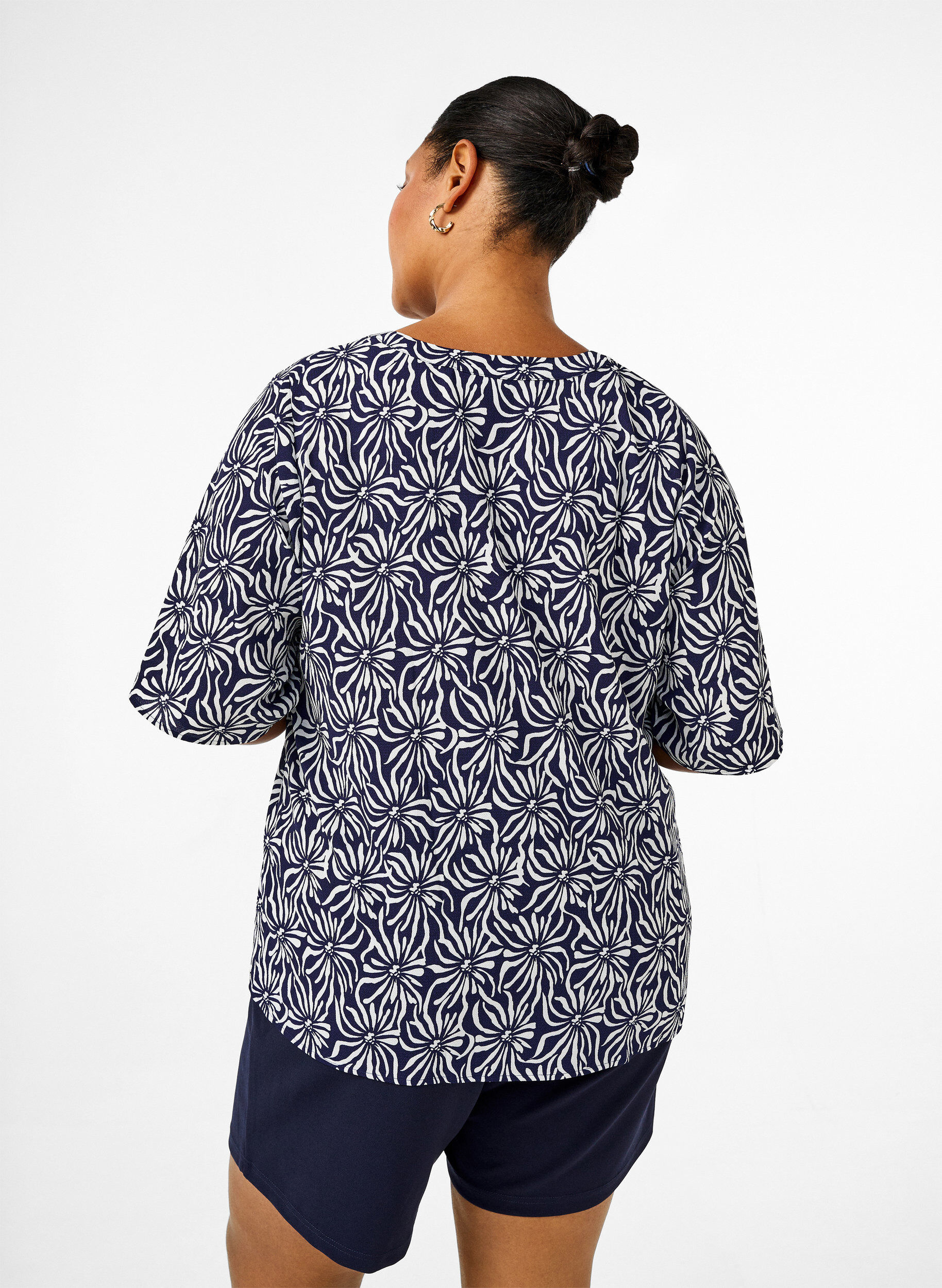 Zizzi Blouse met V-hals en bloemenprint, White Blue Flower, Model image number 1
