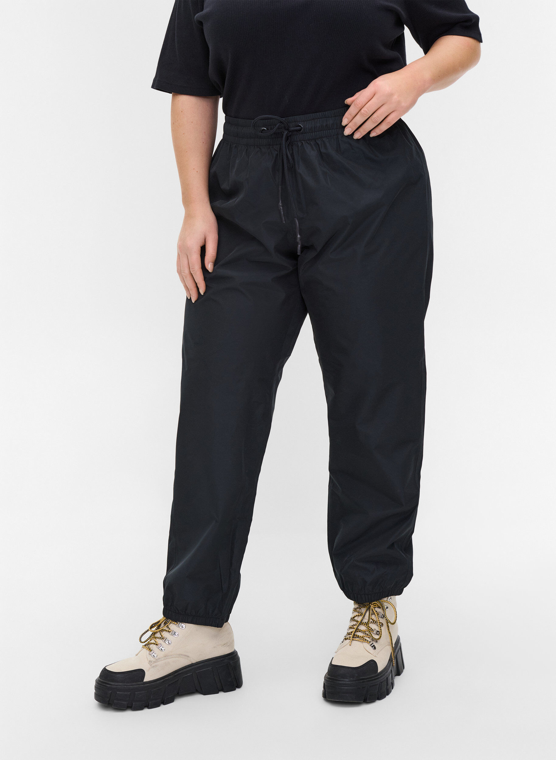 Zizzi Pantalon de pluie avec &eacute;lastique et cordons de serrage, Black, Model image number 2