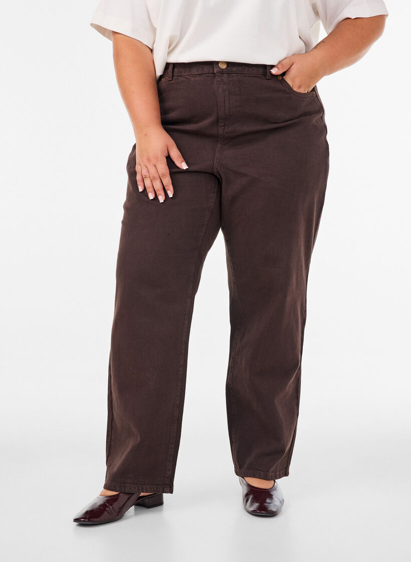 Kiana straight-fit jeans in kleur, Bruin, Model