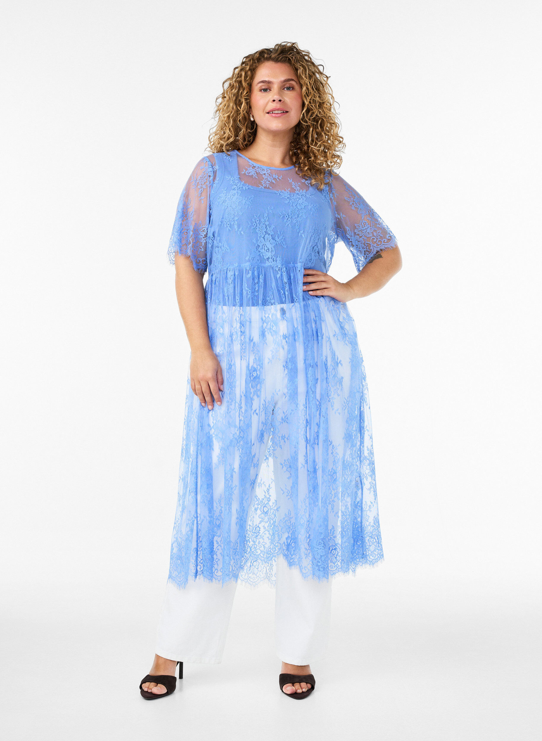 Robe mi-longue en dentelle transparente &agrave; manches courtes, Mauve, Model