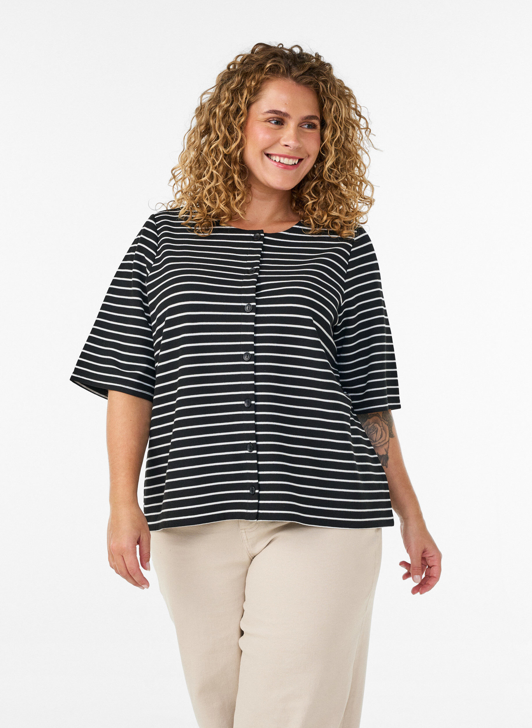 ZizziBlouse c&ocirc;tel&eacute;e &agrave; fermeture boutonn&eacute;e, Noir, Model image number 0