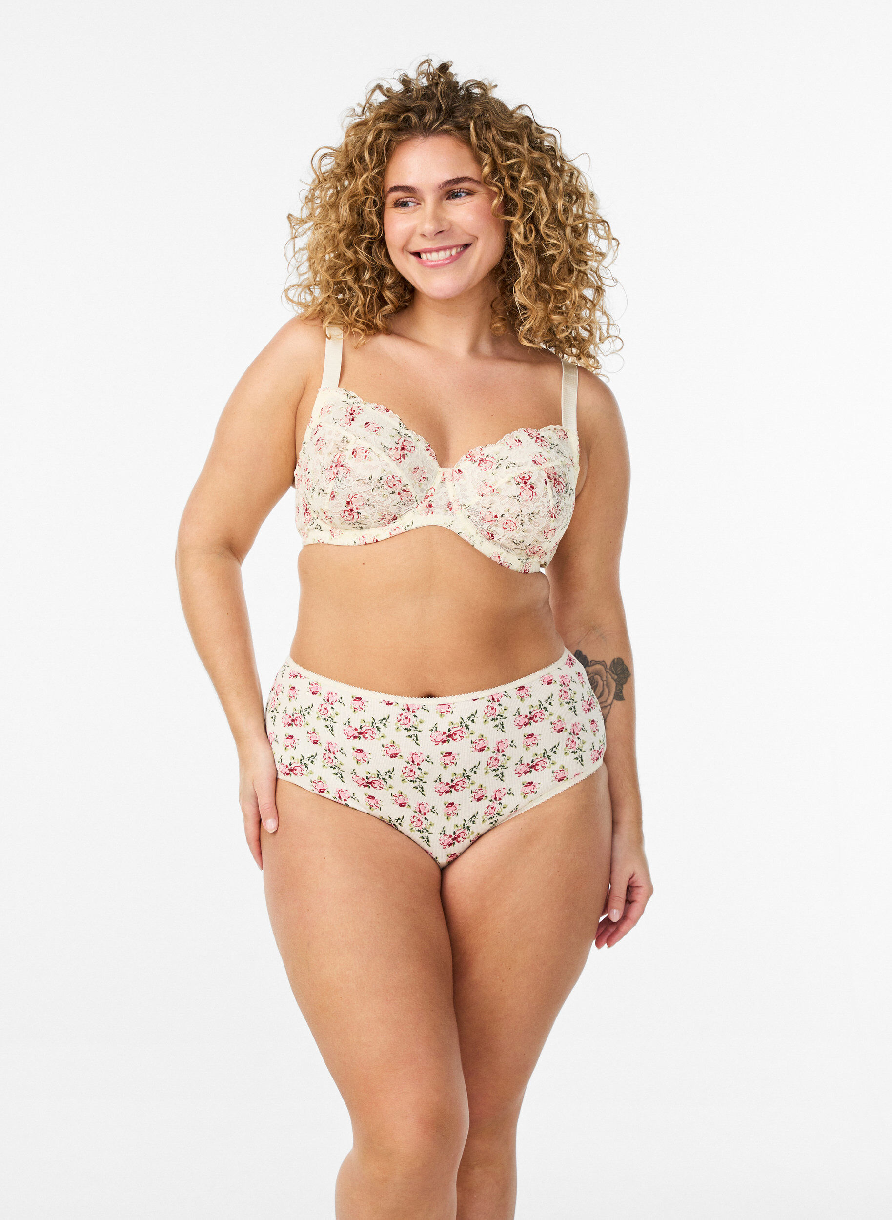 Zizzi Lot de 5 culottes c&ocirc;tel&eacute;es en coton, Vanille, Model image number 1