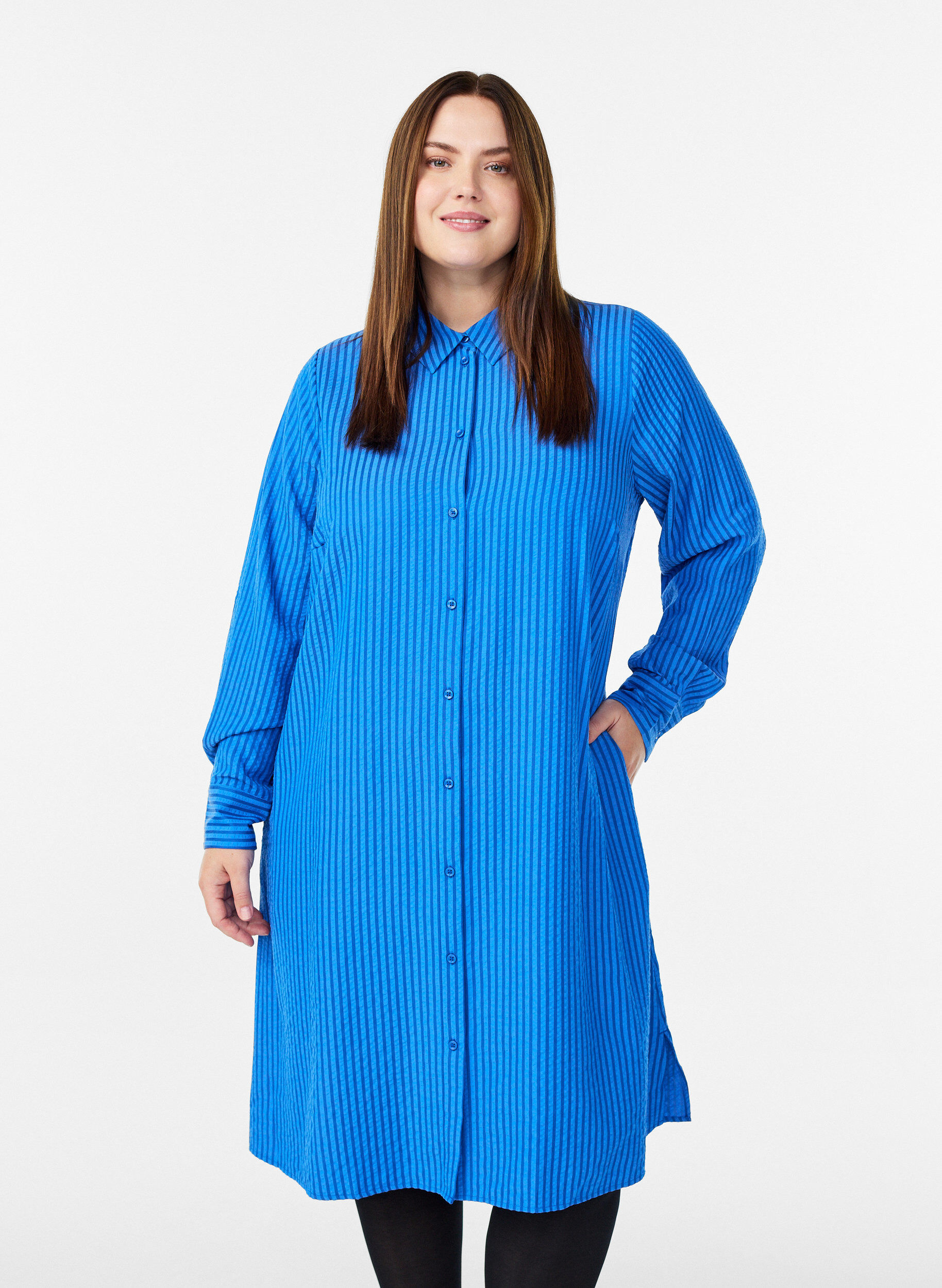 Chemise longue &agrave; rayures avec d&eacute;tail bouton au dos, Bleu, Model