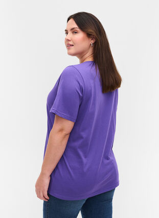 T-shirt en coton bio à col V, Ultra Violet, Model image number 1