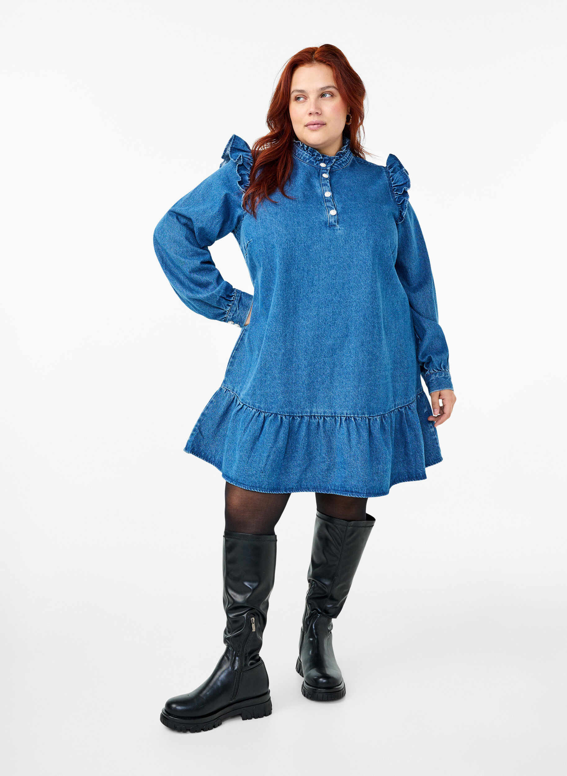Zizzi Robe en jean &agrave; volants et coupe en A, Blue Denim, Model image number 2