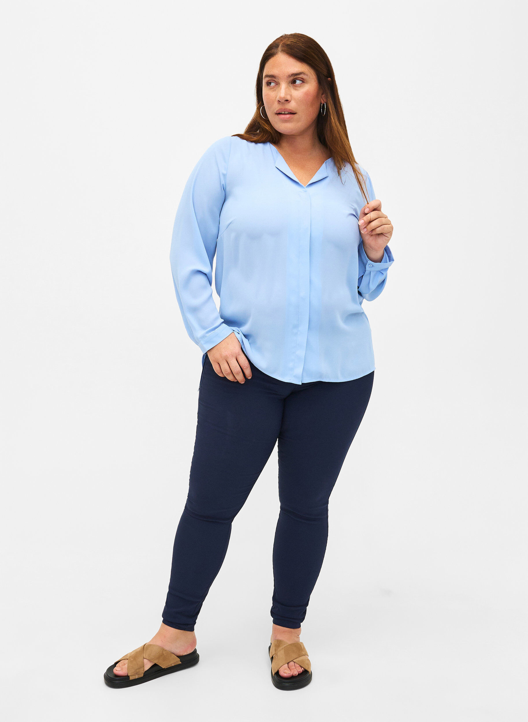 Zizzi Chemise de couleur unie avec col en V, Serenity, Model image number 2