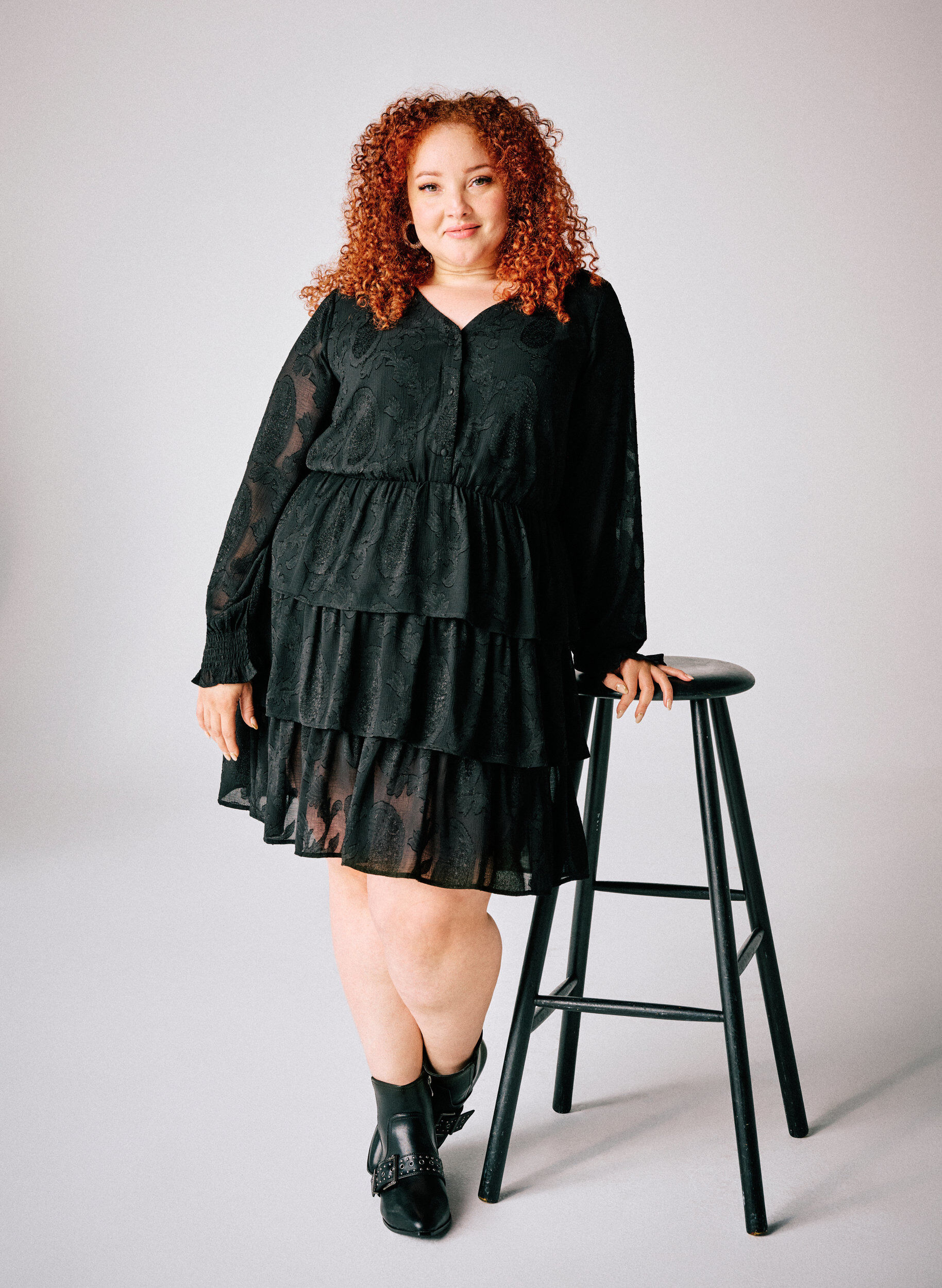 Zizzi Robe courte &agrave; volants et motif textur&eacute;, Noir, Image image number 0