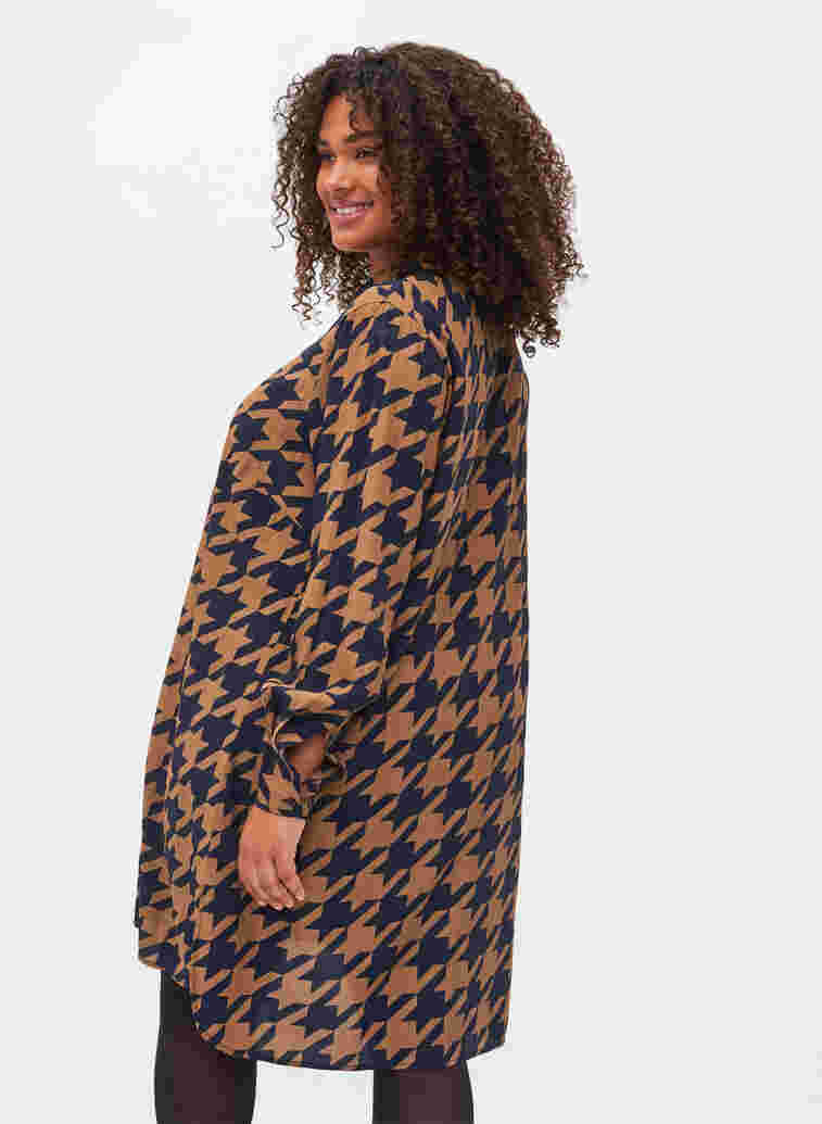 Chemise longue en viscose à motifs, Brown Houndsthooth, Model