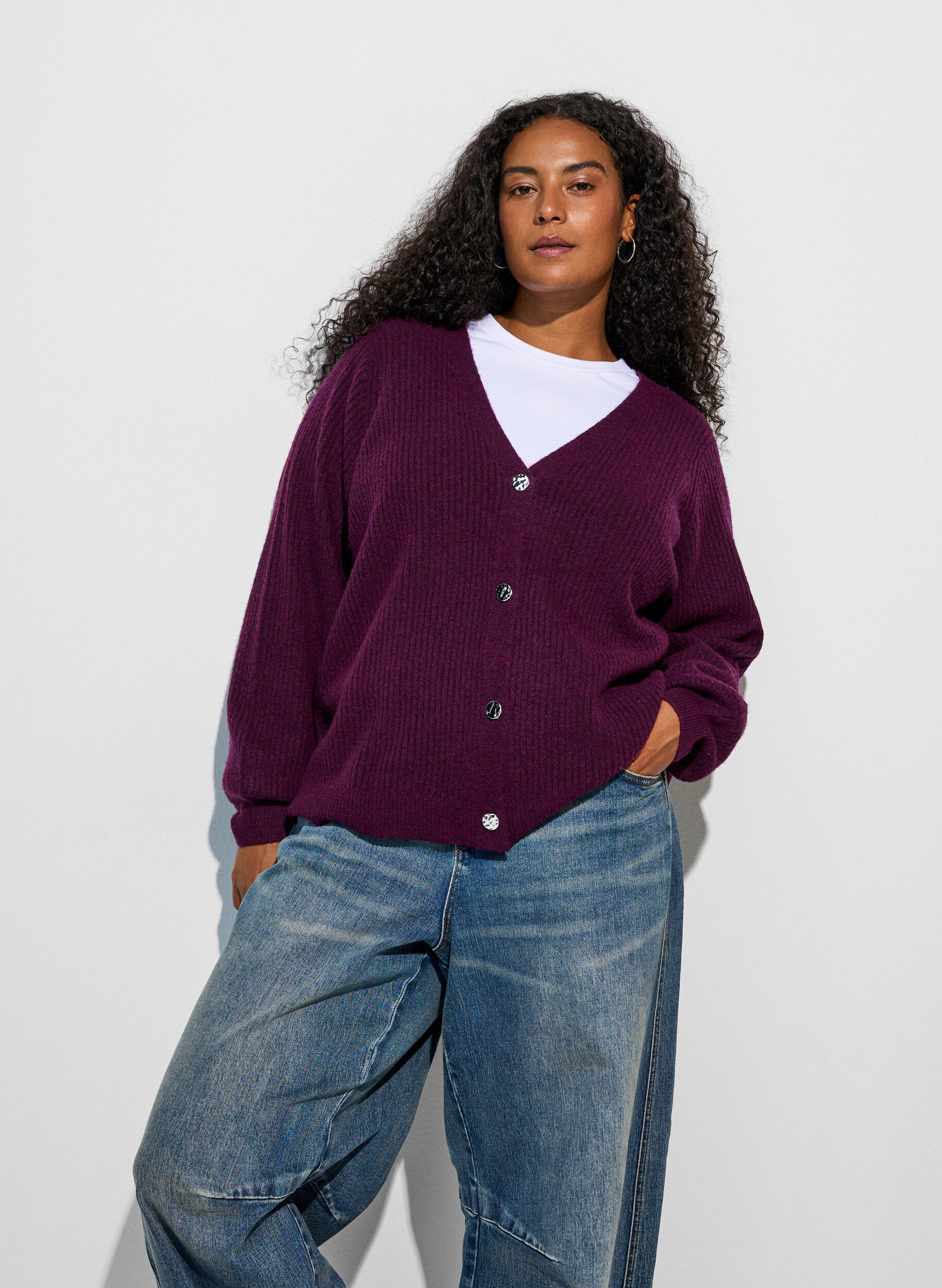 Cardigan avec col en V et texture c&ocirc;tel&eacute;e, Violet, Model